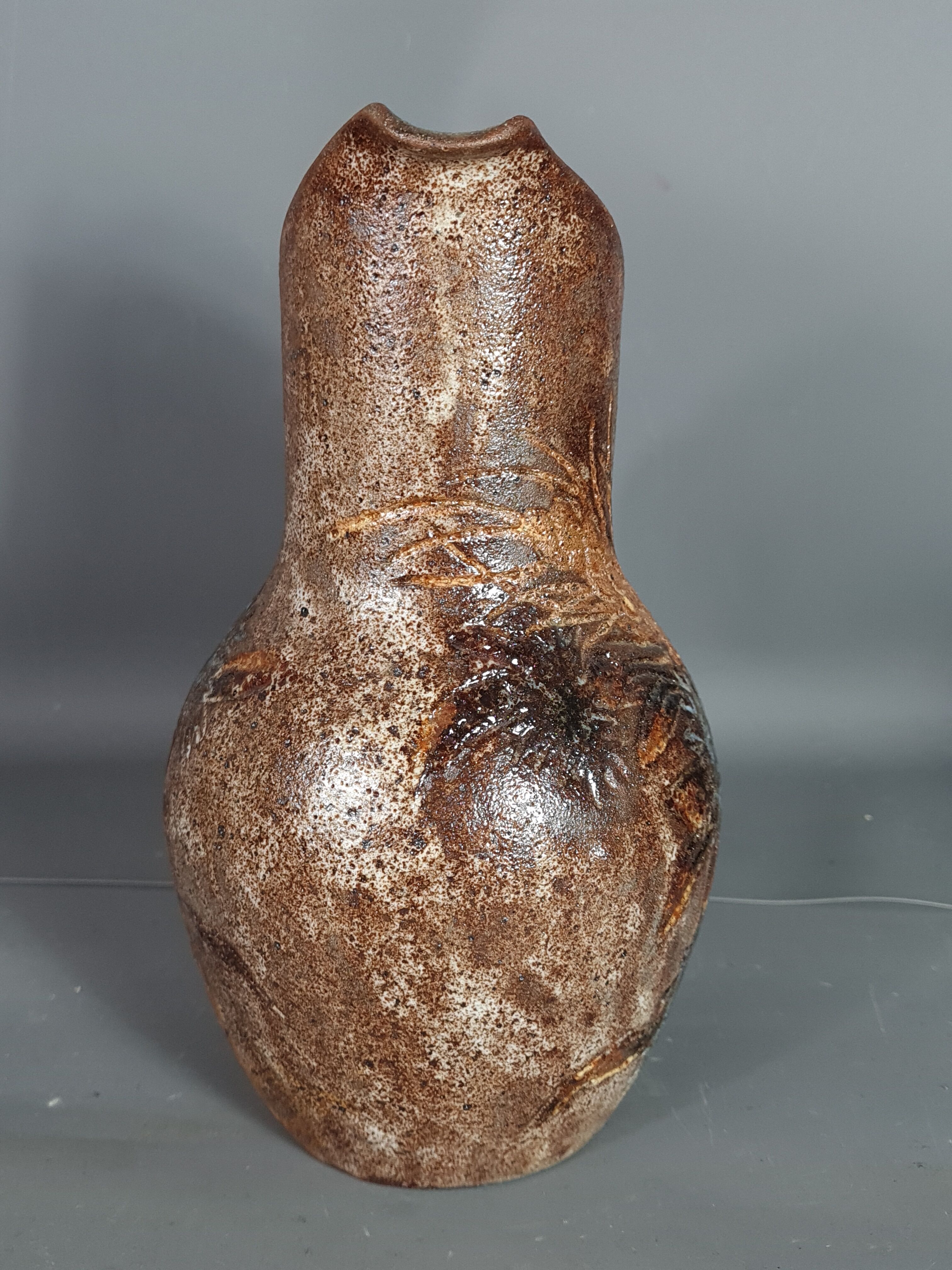 A. Kostanda à Vallauris: pichet en grès émaillé, signé. 22 cm Parfait état. SB