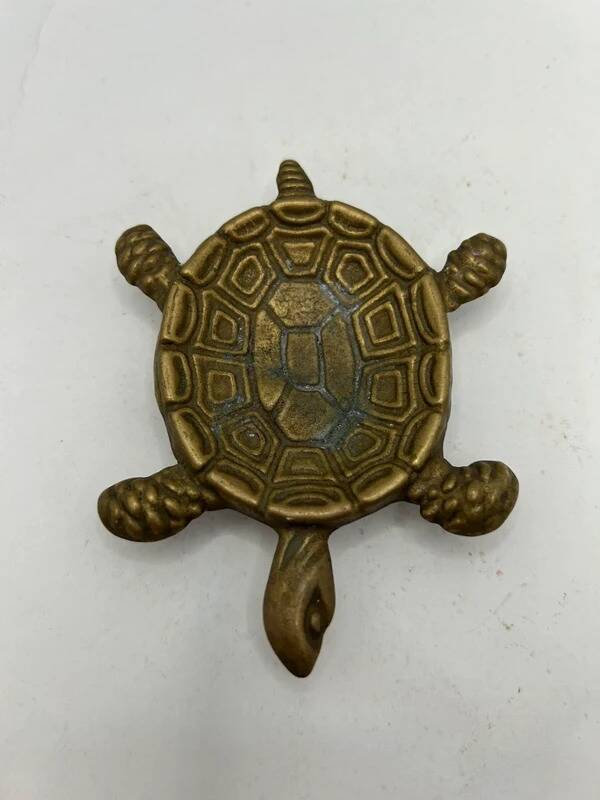 Vintage turtle ashtray in gilded brass, patinated animal-shaped catchall.