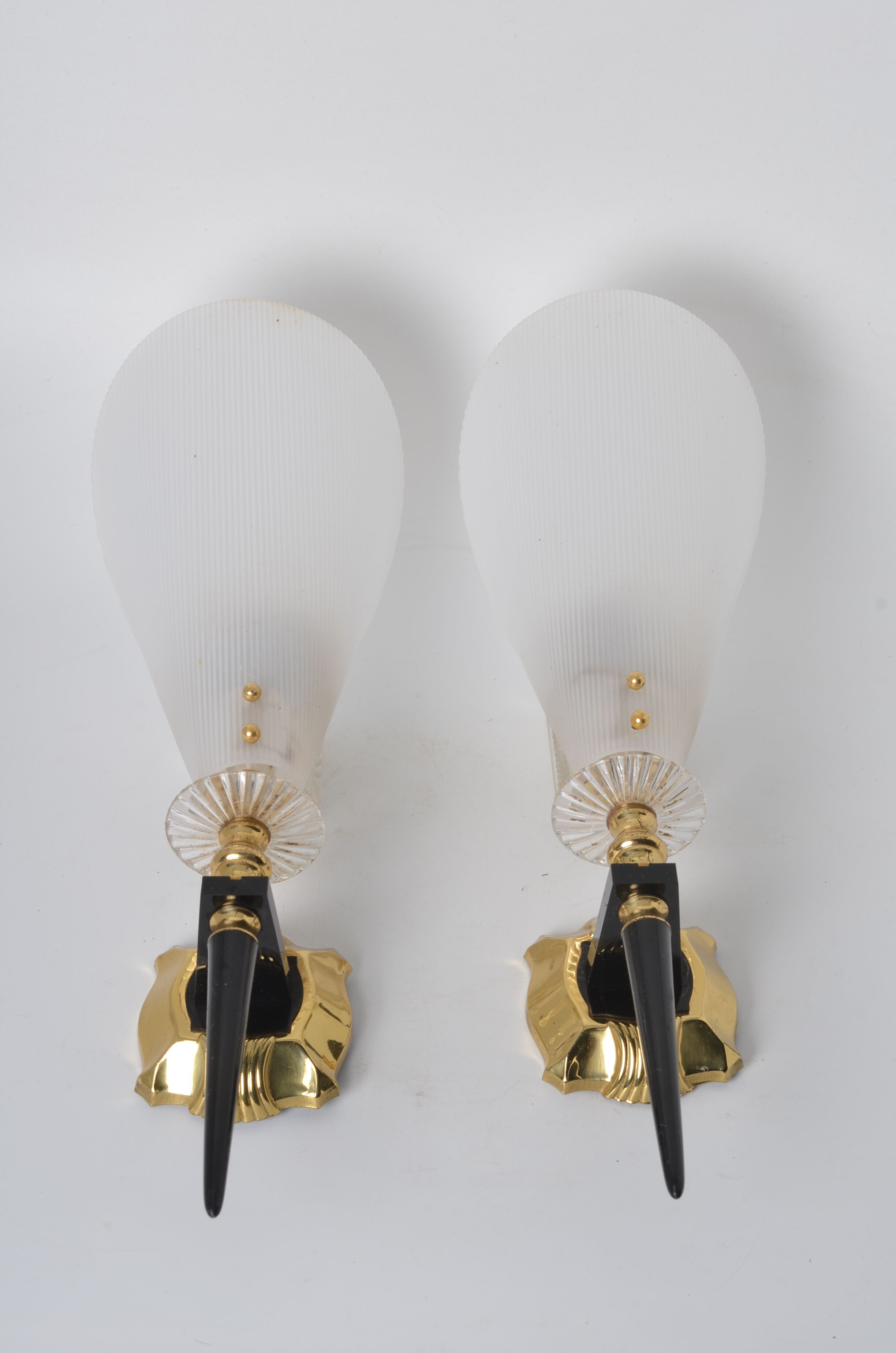 White wall lamp horn shape