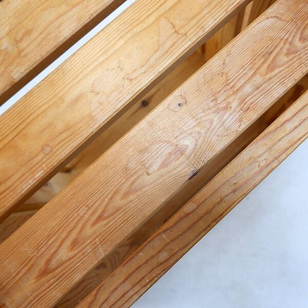 Bibliothèque vintage en pin pour escalier - Maison Regain style