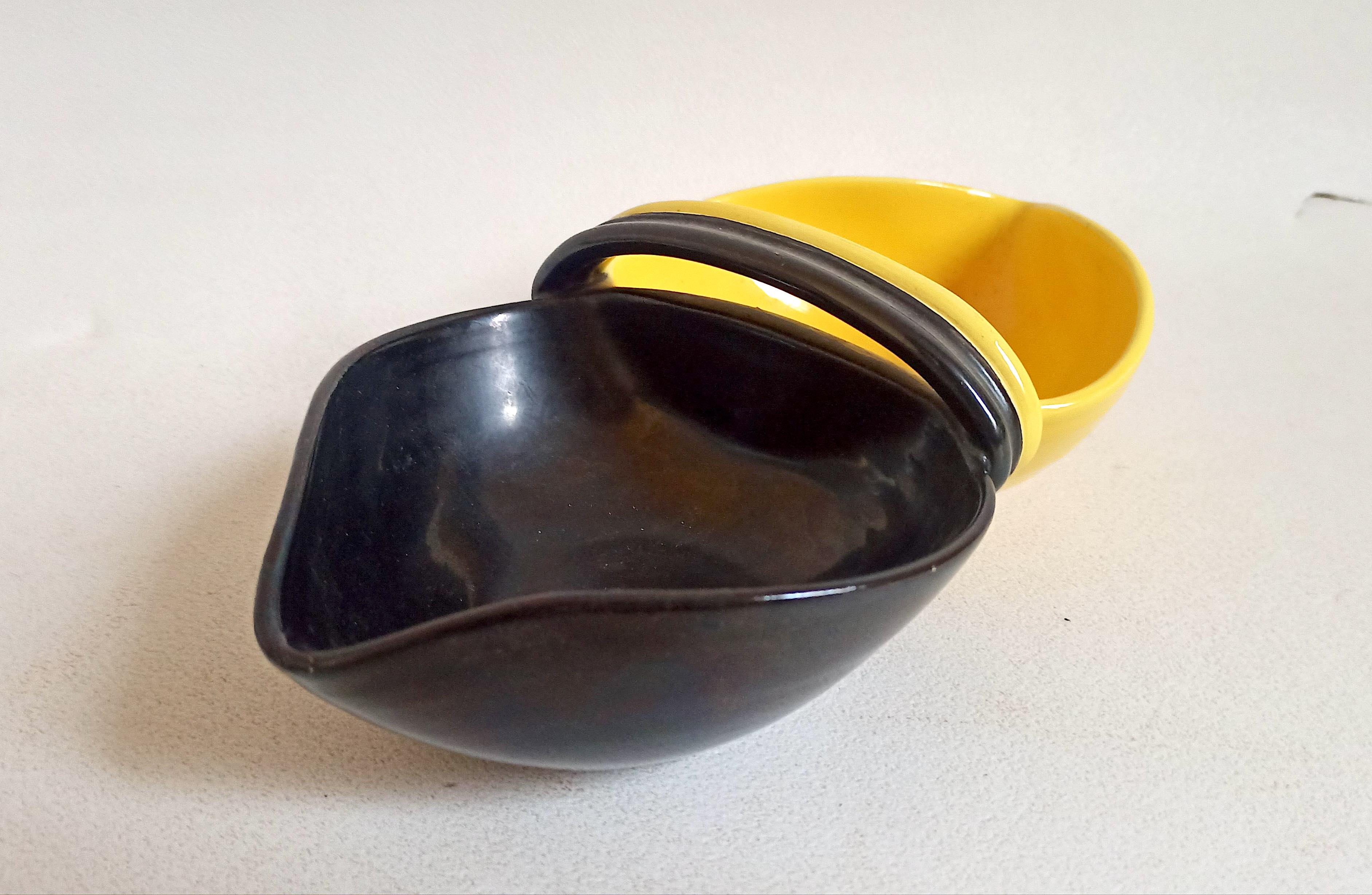 Double two-tone ramekins black yellow 50s