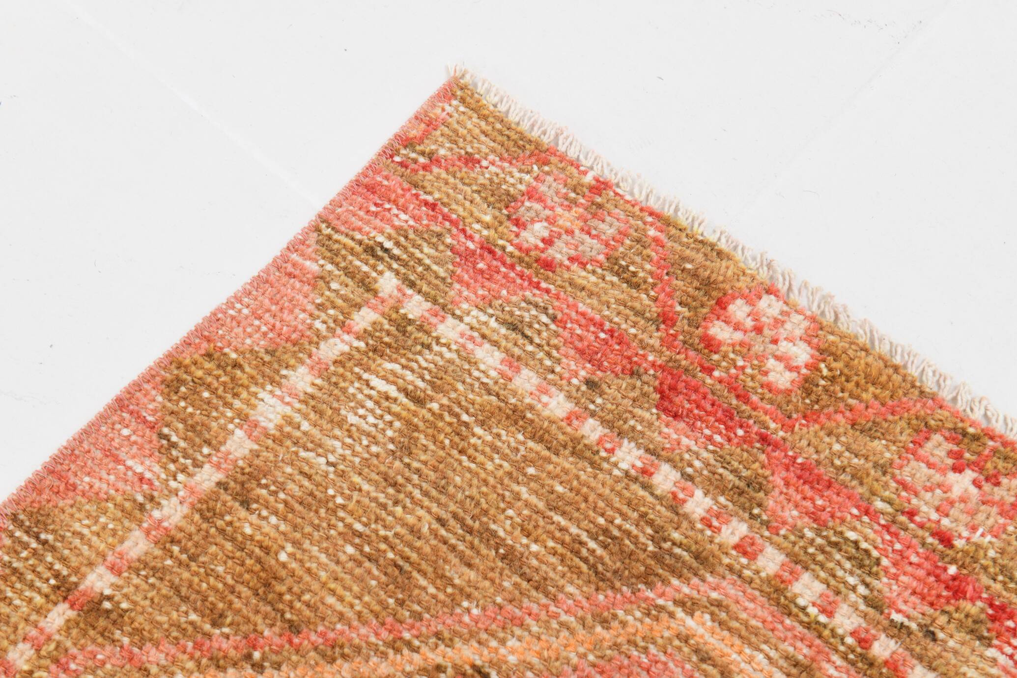 Tapis Couloir Vintage Turc, Rouge Corail, Brun Camel & Beige Géométrique