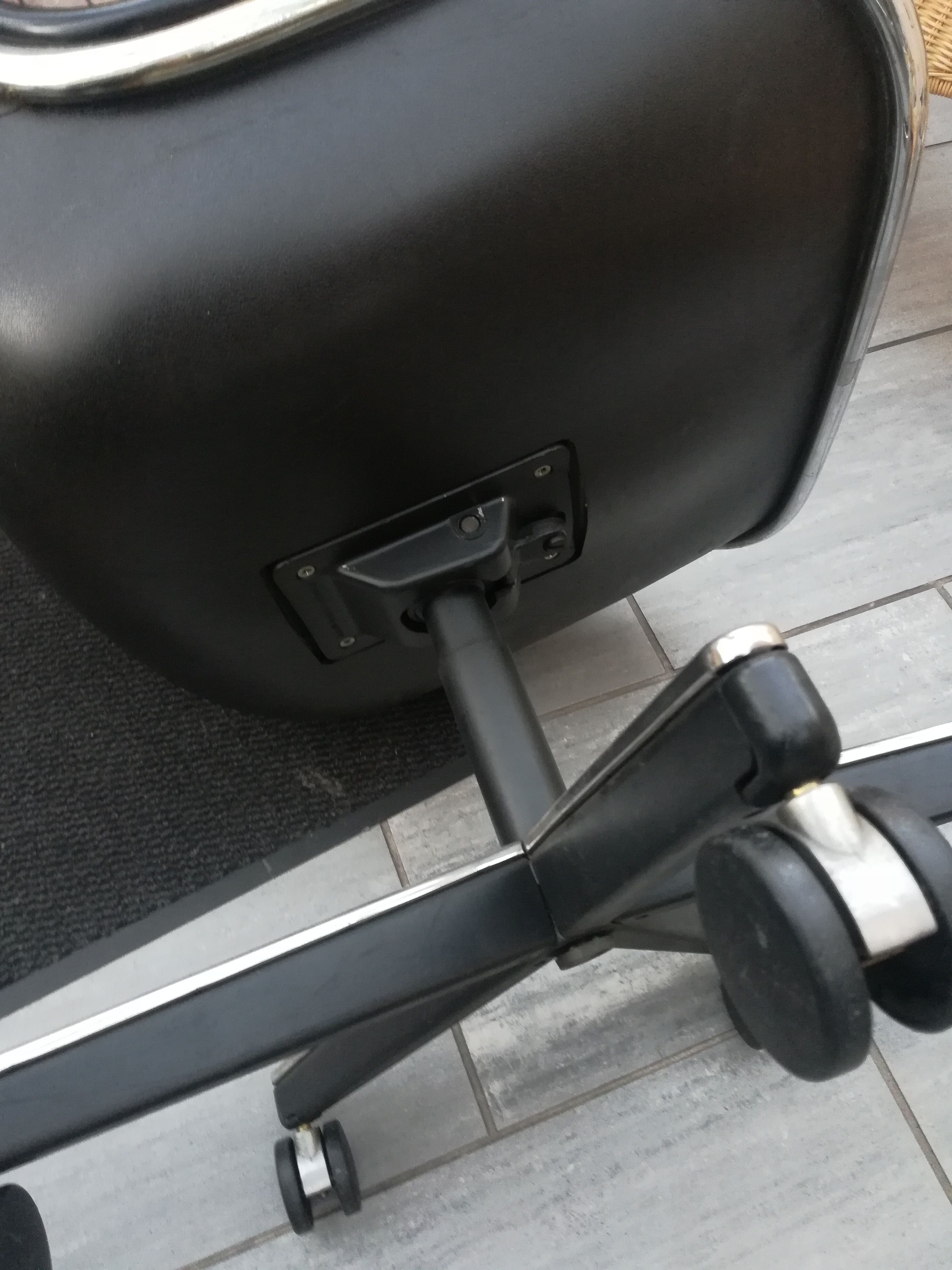 Pollock Knoll executive chair