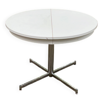 White dining table with a central tulip base, extendable to 100cm.