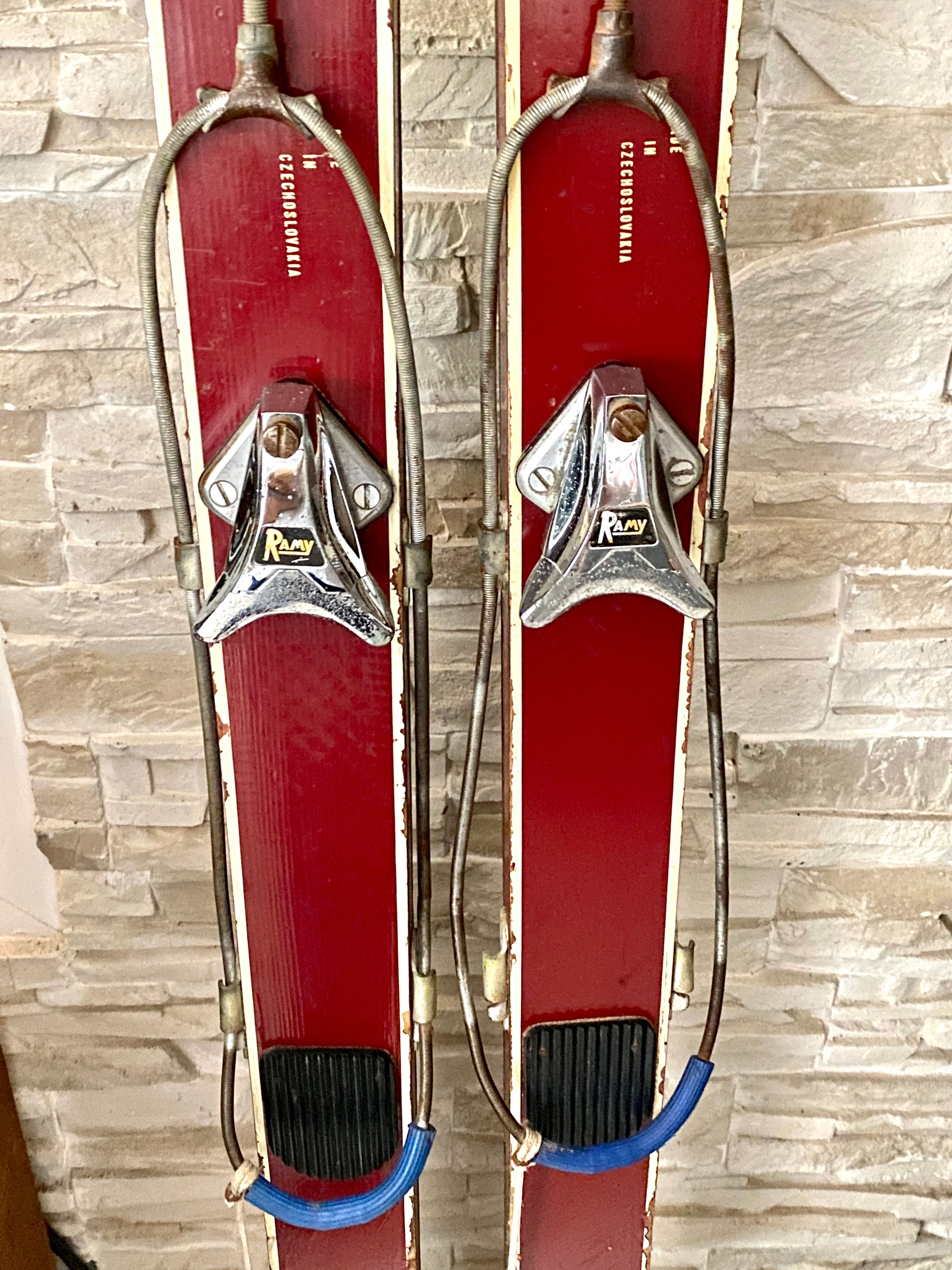 Paire de ski vintage en bois