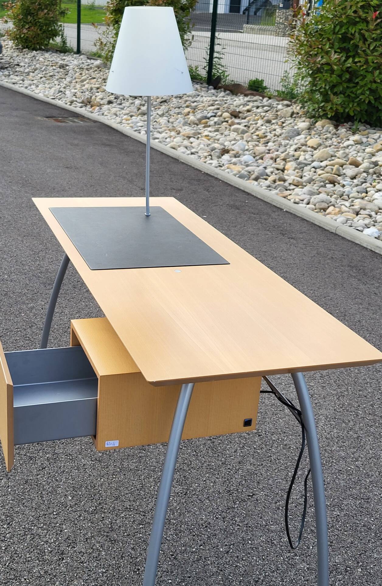 Jean Nouvel desk, Ligne Roset edition, with its original lamp, created for Relais & Châteaux in 1980.