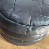 Pouf / Repose pied noir patchwork de cuir De Sede