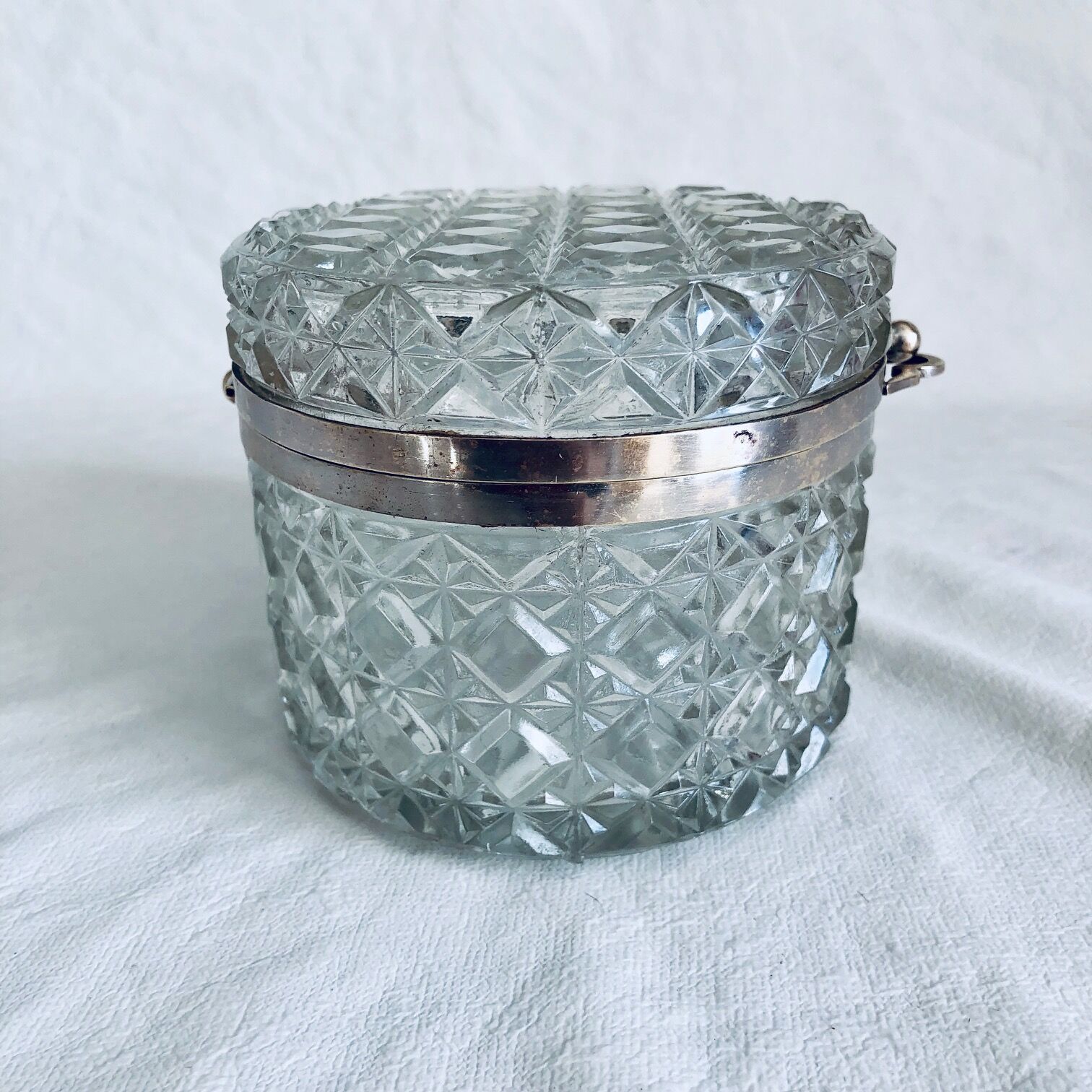 Boite à bijoux en verre taillé et laiton argenté