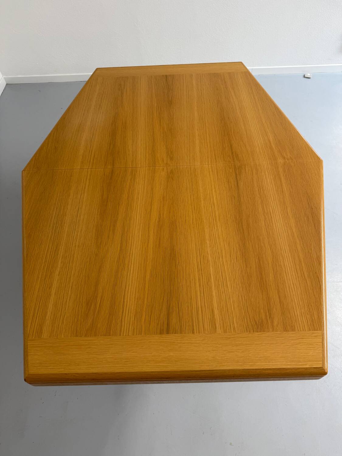 Ancienne table en bois massif octogonal a rallonge design Girsberger