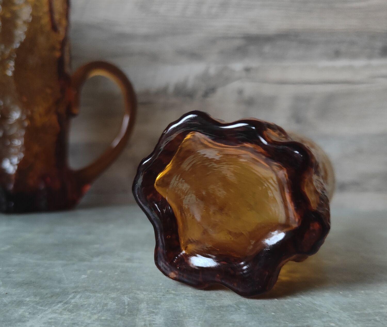 Pitcher and its glasses in amber glass