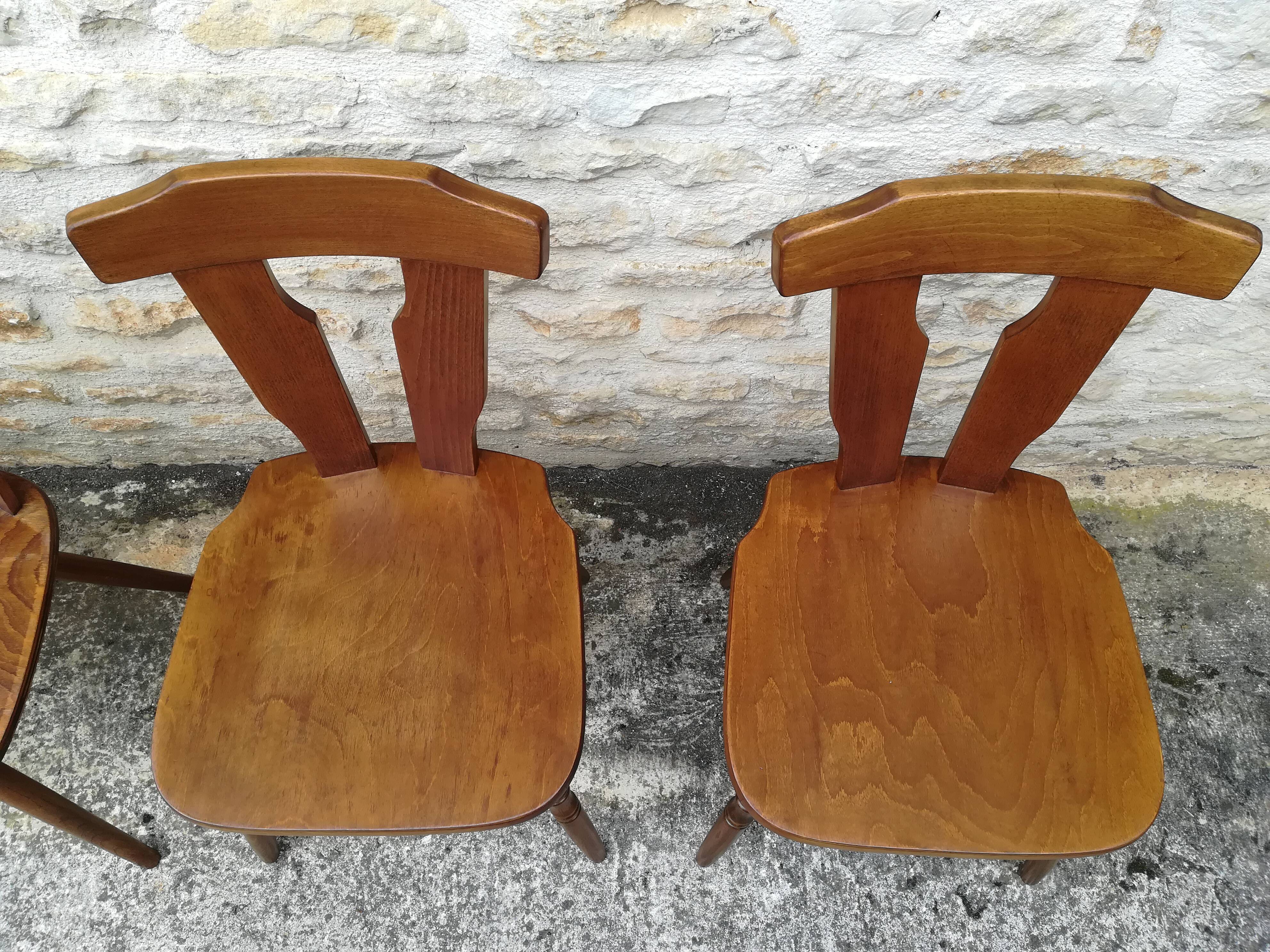 Chaises de bistrot dépareillées