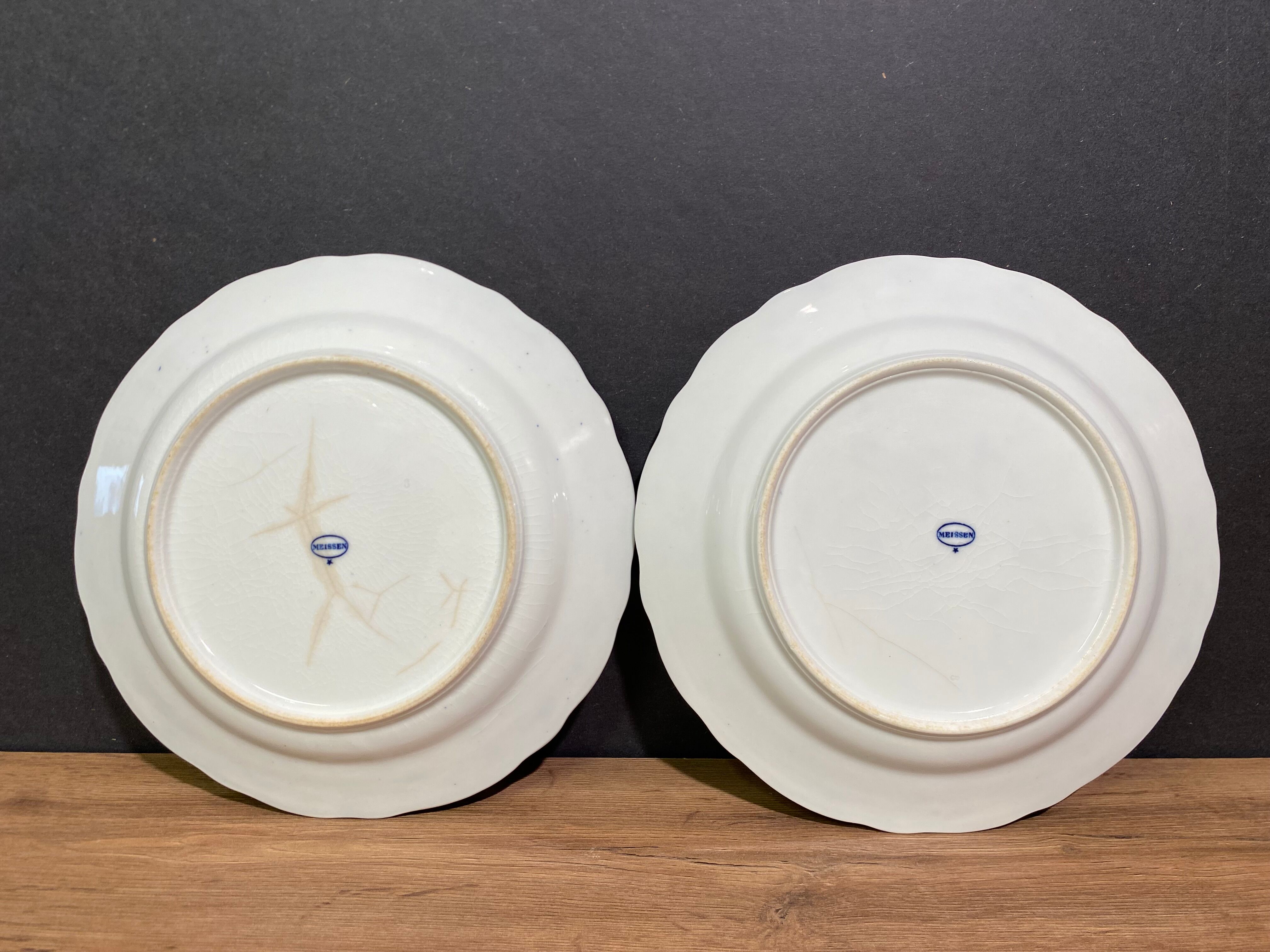 Pair of hollow plates in Meissen porcelain, onion décor