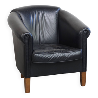 Black cowhide club chair in English style with a great luxurious design