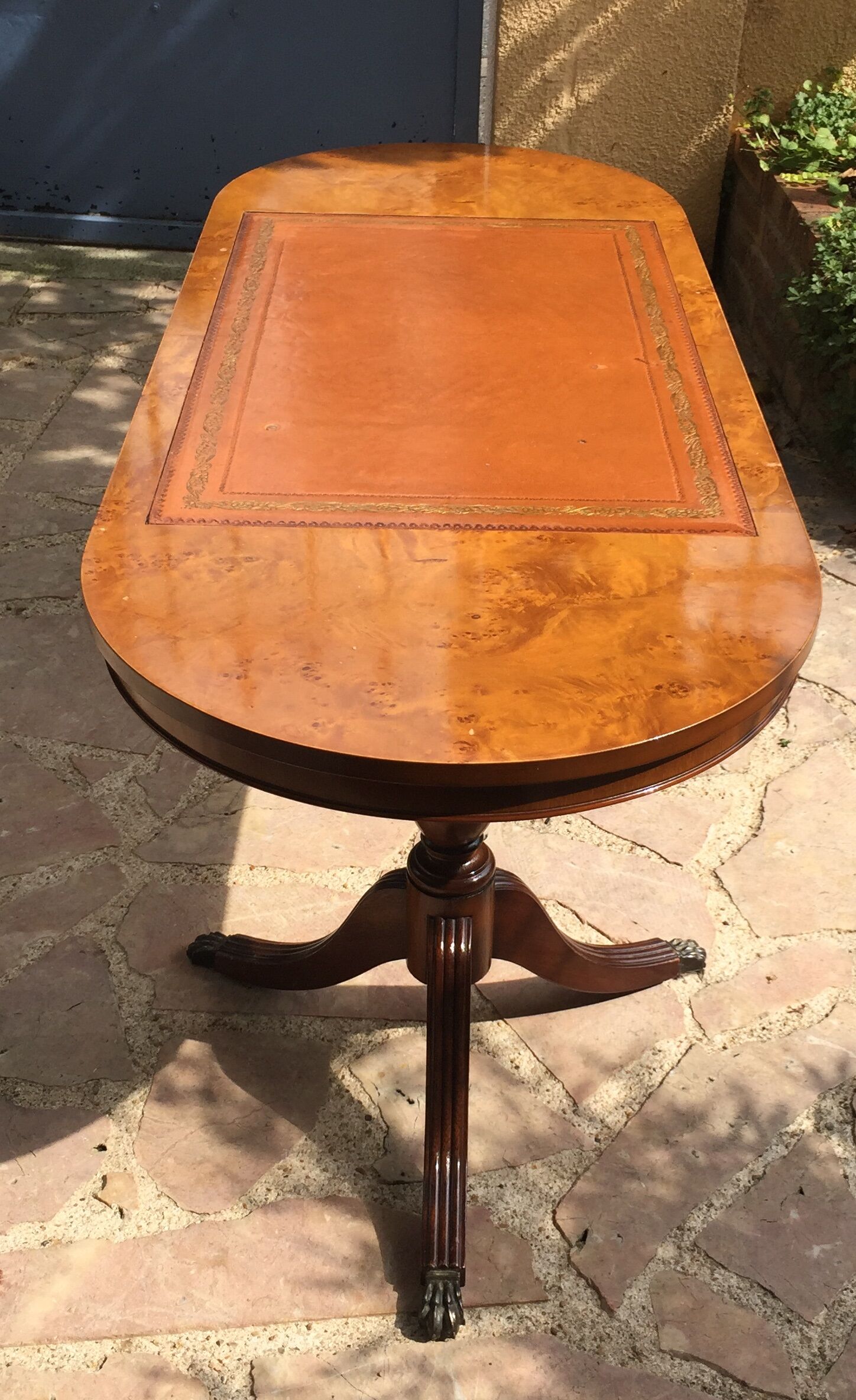 Coffee table in Cherry and magnifying glass to drown