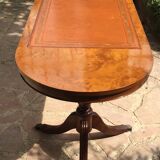 Coffee table in Cherry and magnifying glass to drown