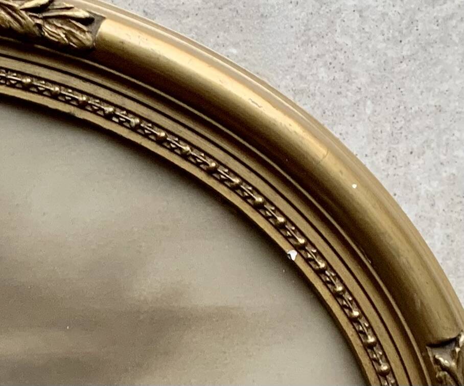 Art Deco oval frame in gilded stucco and wood