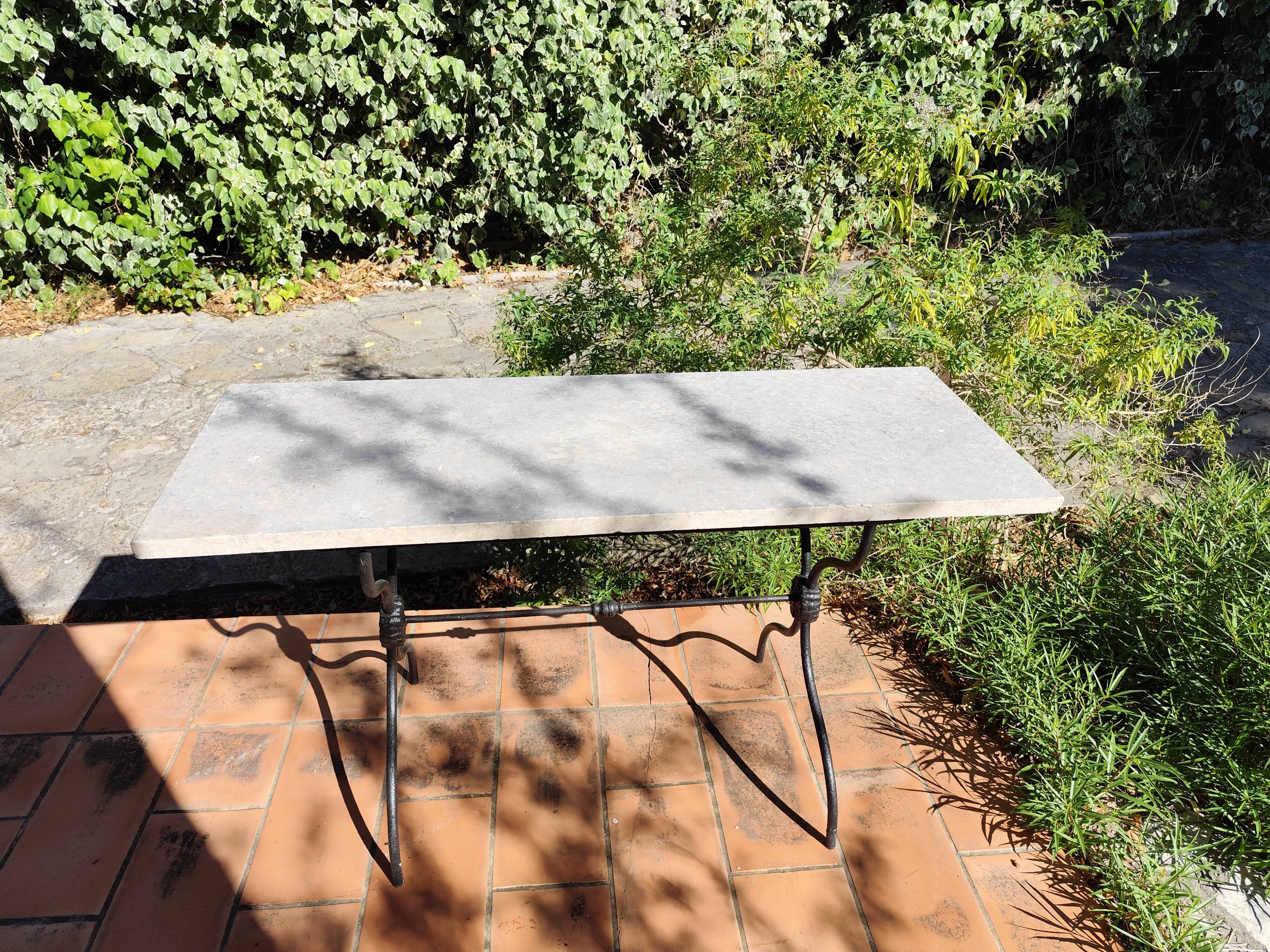 Table bistrot rectangulaire piètement x en fonte et plateau en marbre vintage