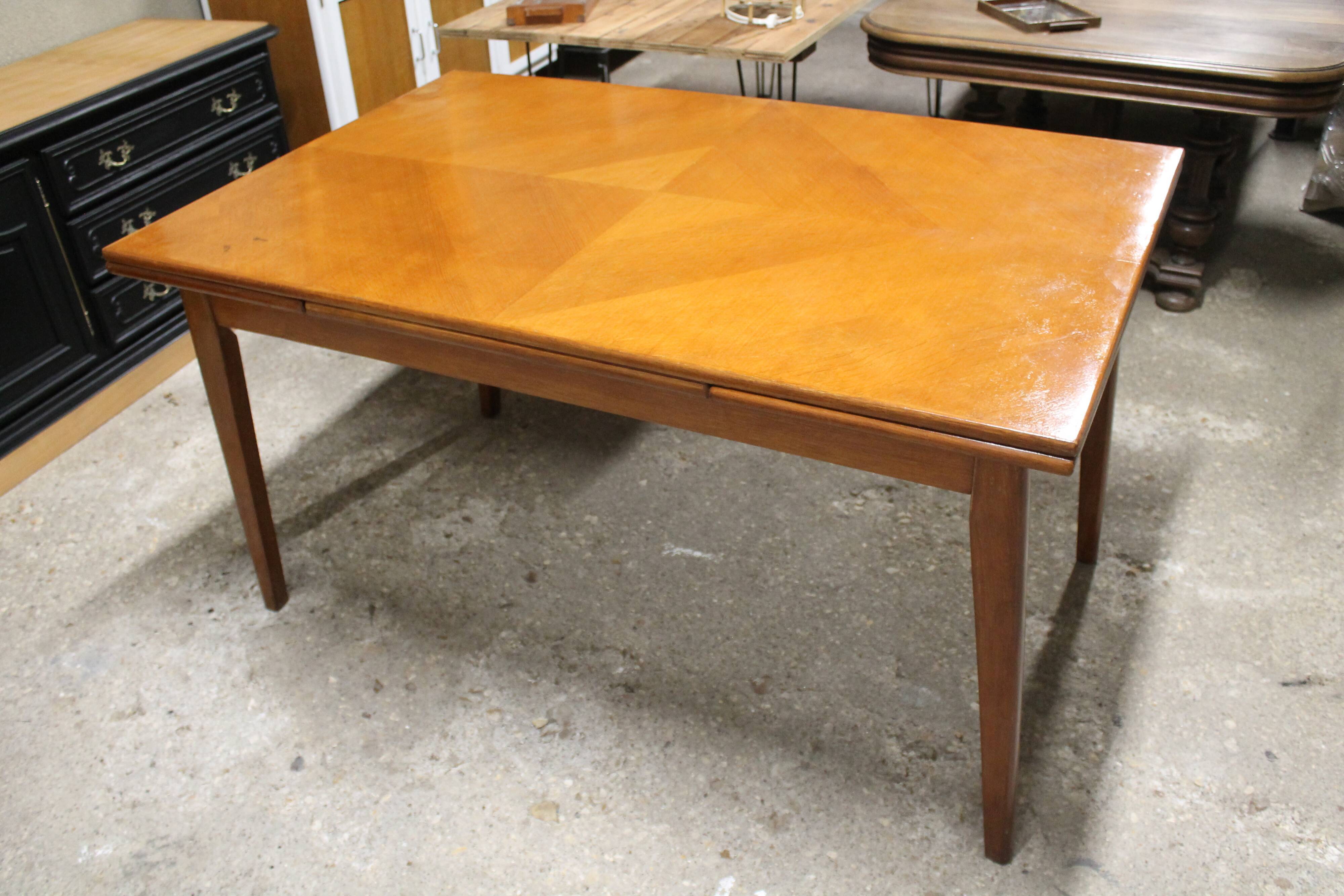 Extendable oak table