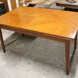 Extendable oak table