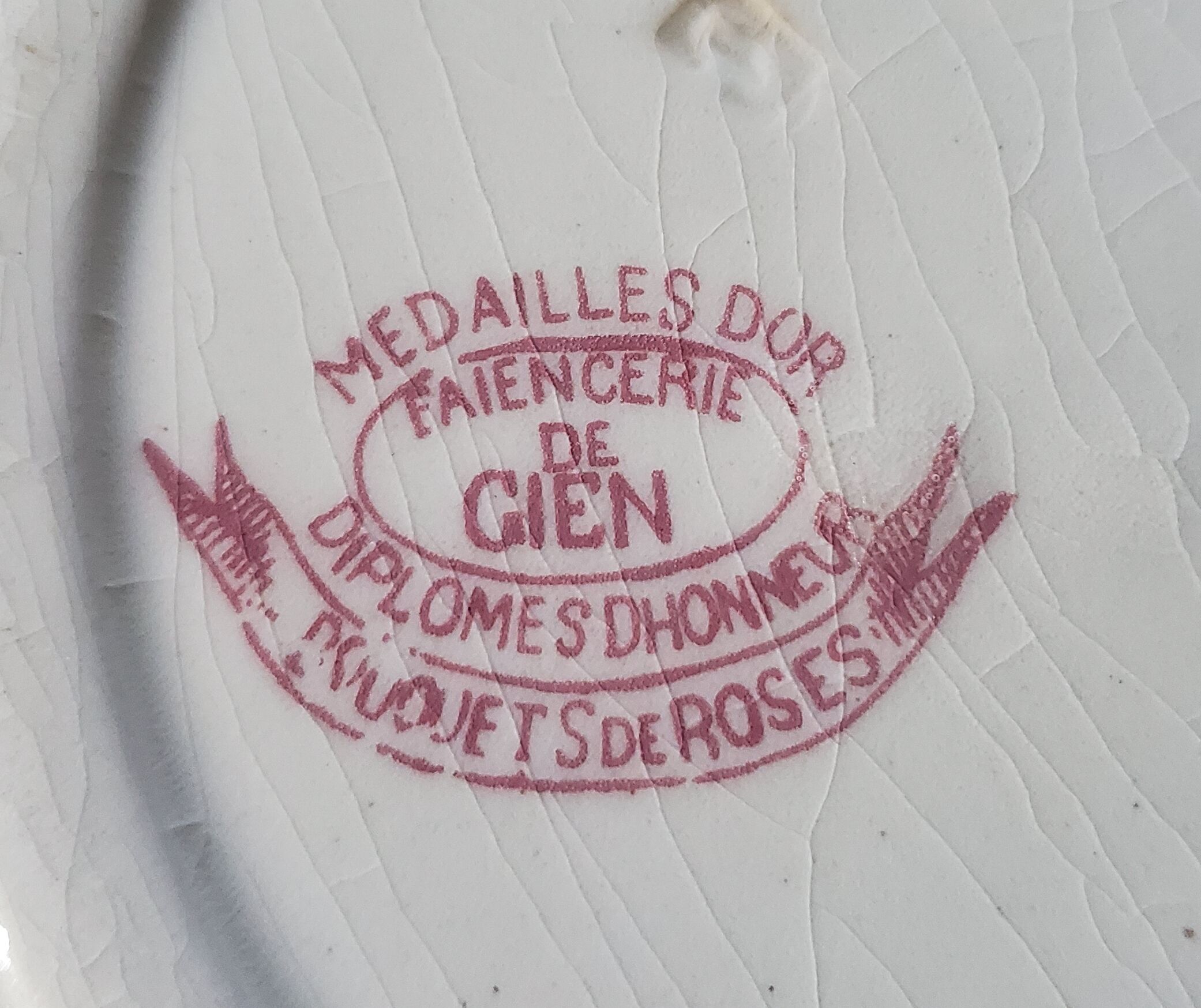 Gien ceramic flat plates. Collection "Bouquets de roses"