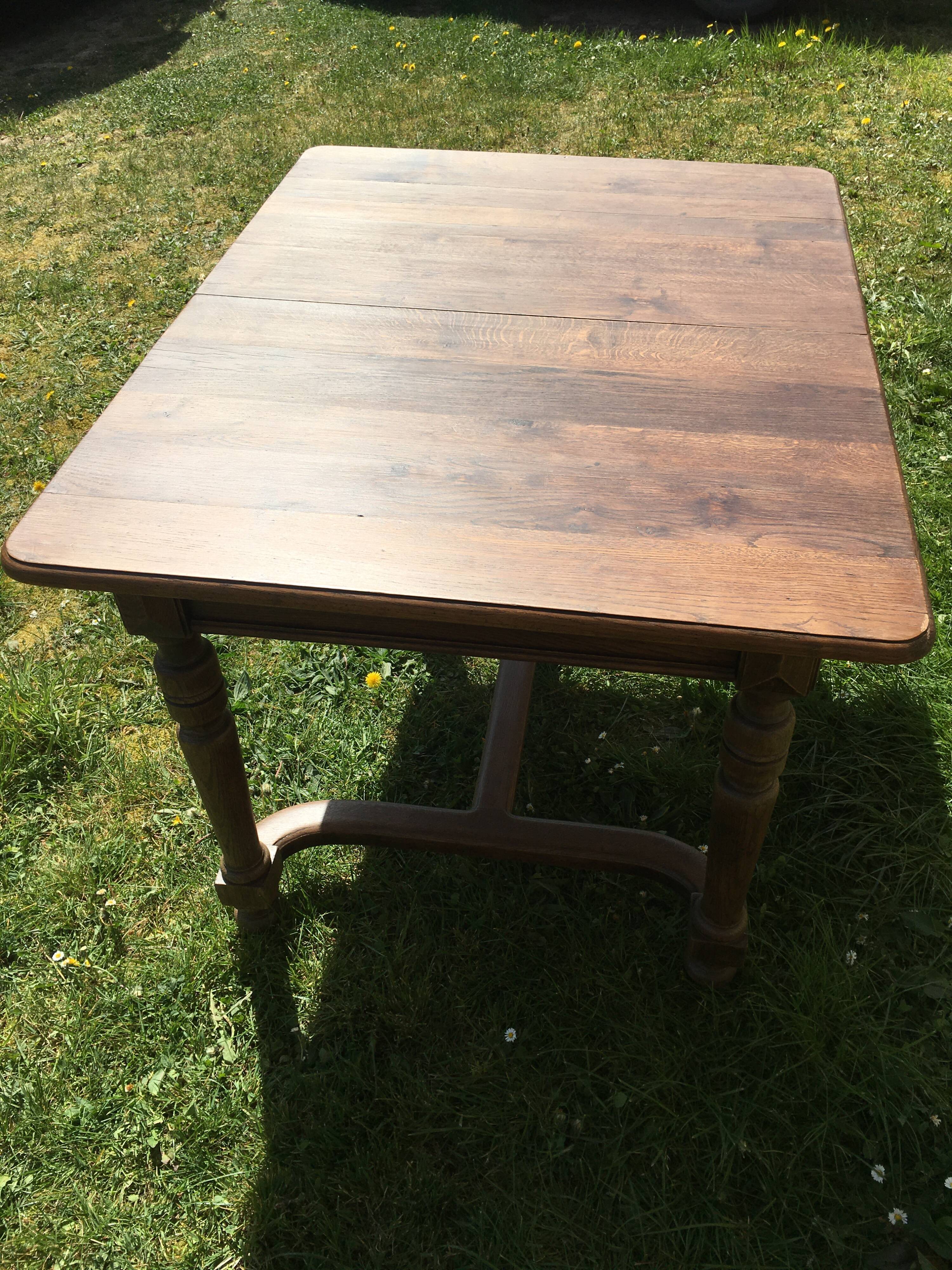 Extendable oak table