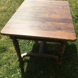 Extendable oak table