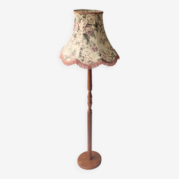 Lampe de sol vintage en teck du milieu du siècle standard / grand abat-jour floral frangé