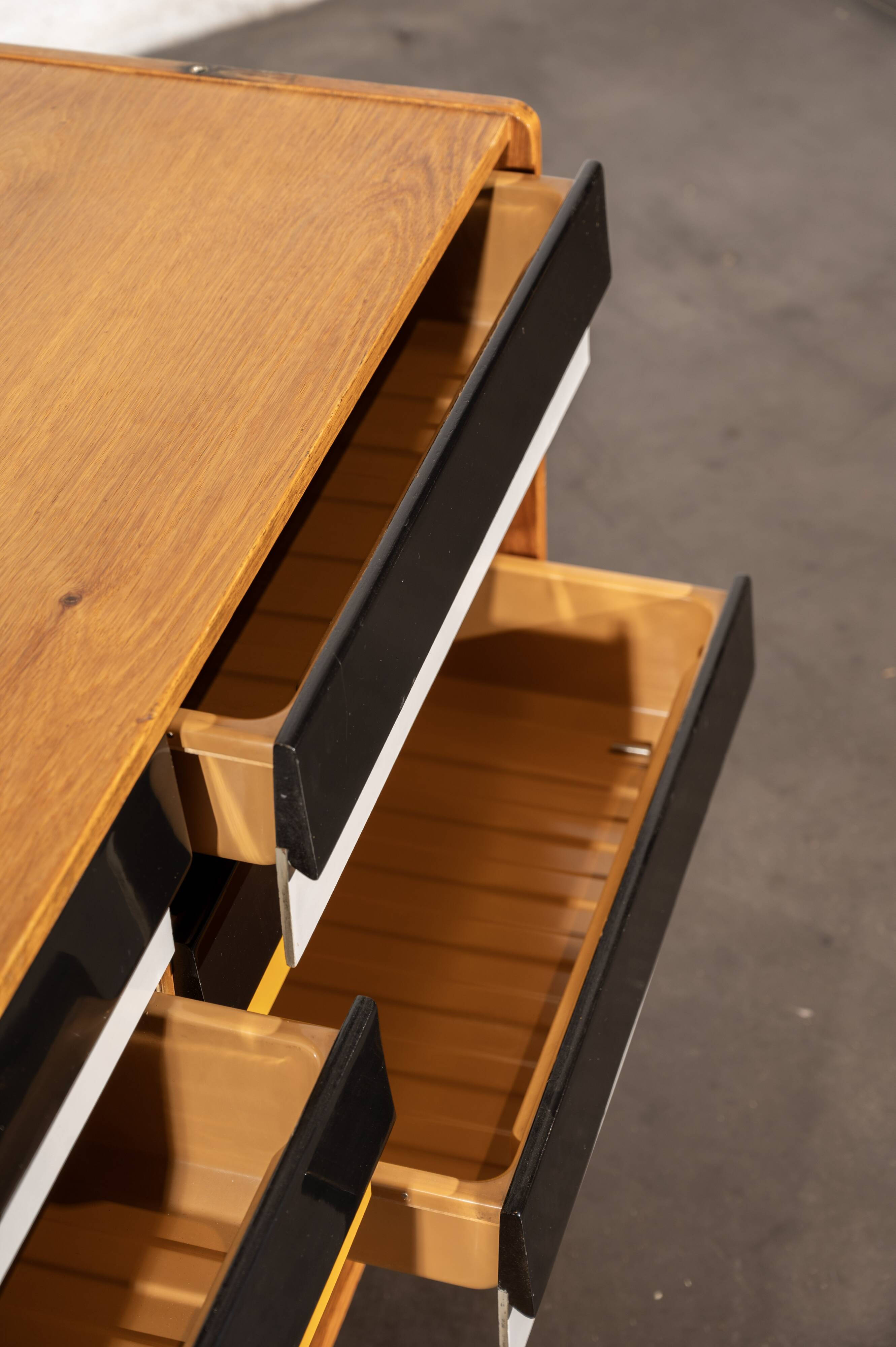 Jiroutek chest of drawers