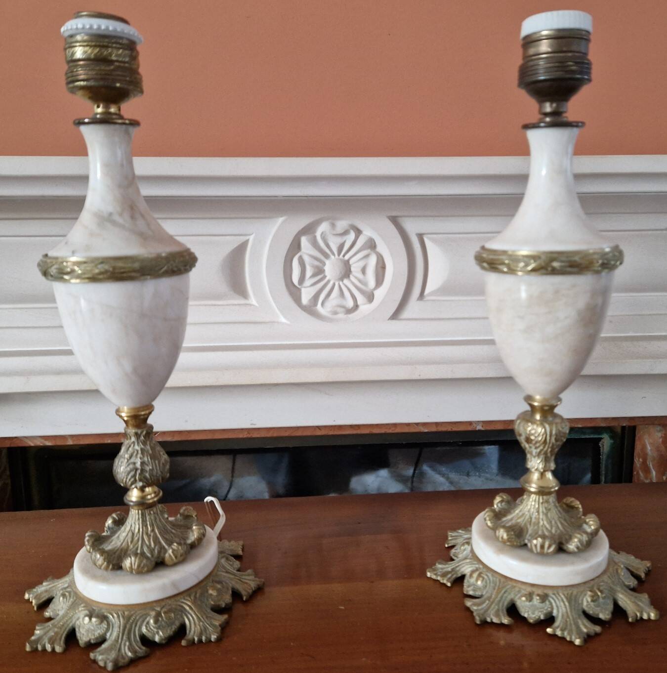Pair of antique table lamps in white marble and gold metal.