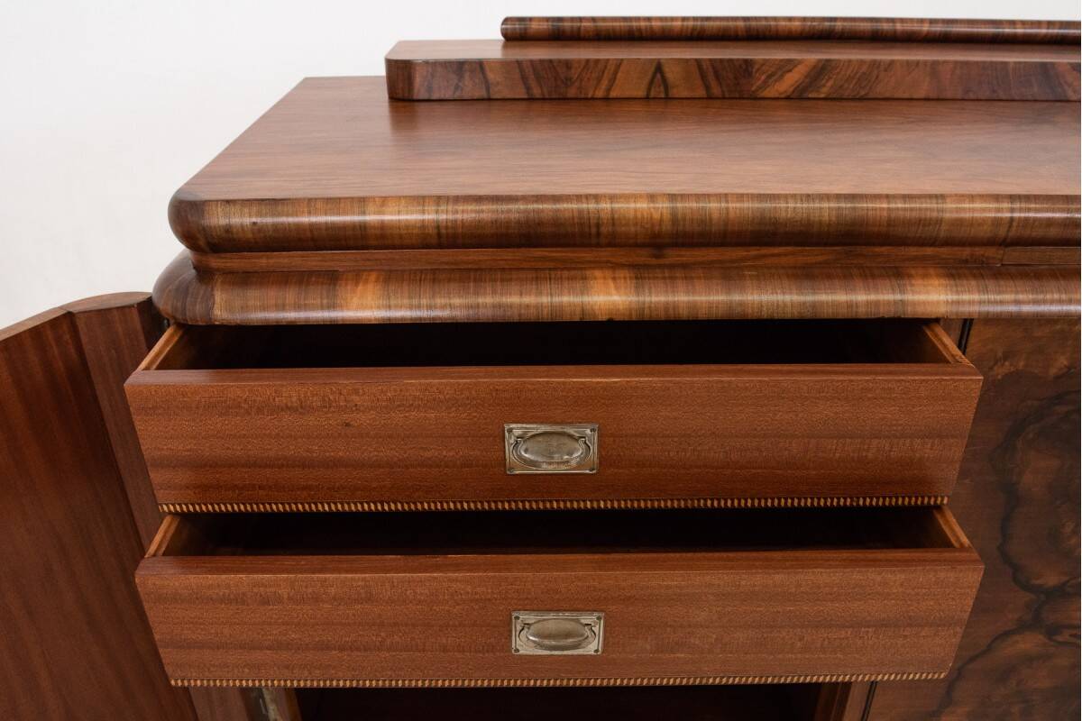 Walnut buffet, Art Deco chest of drawers.