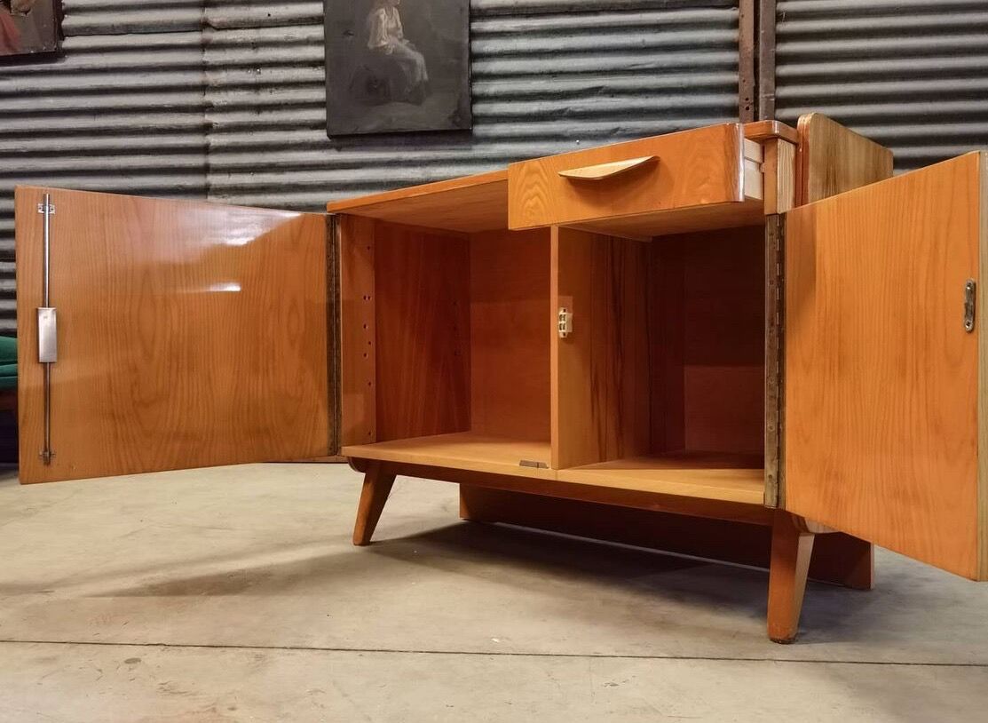 Buffet vintage en bois de Frantisek Jirak. Edition Tatra Nabytok.  République tchèque