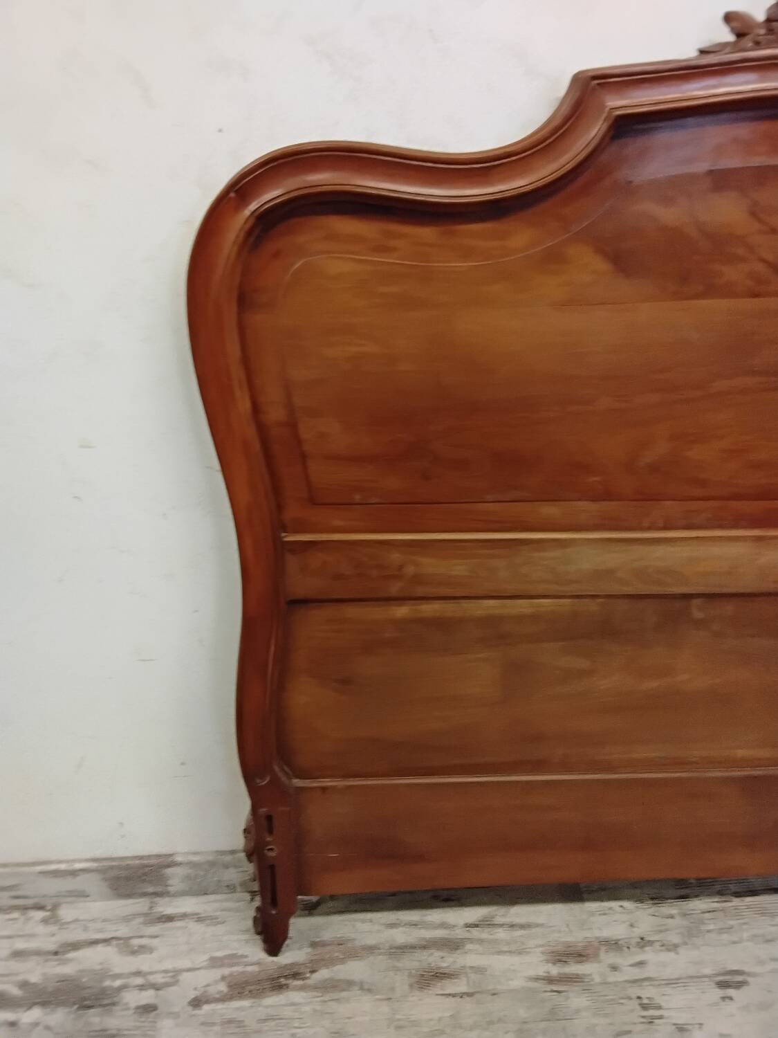 Headboard made of carved wood