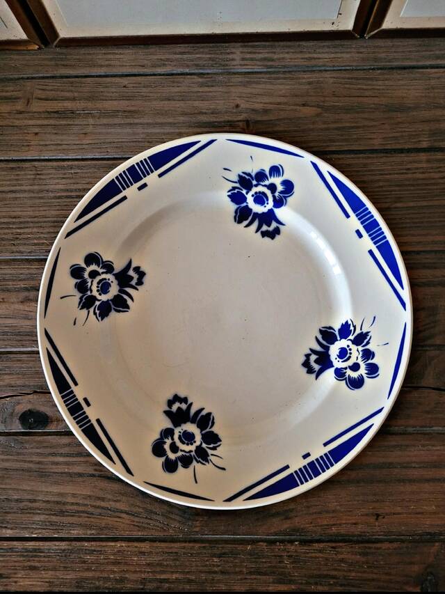 Badonviller dish model Alain, oval and round dish with blue flowers.
