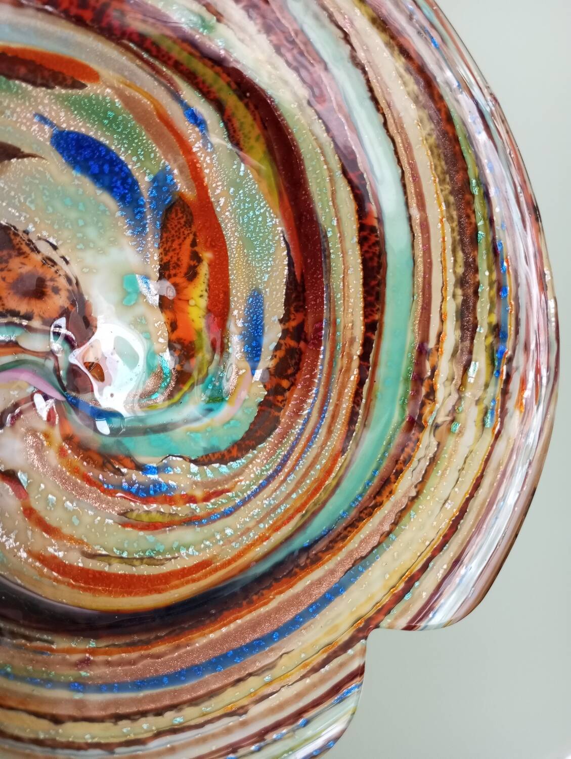 Iridescent glass empty pocket