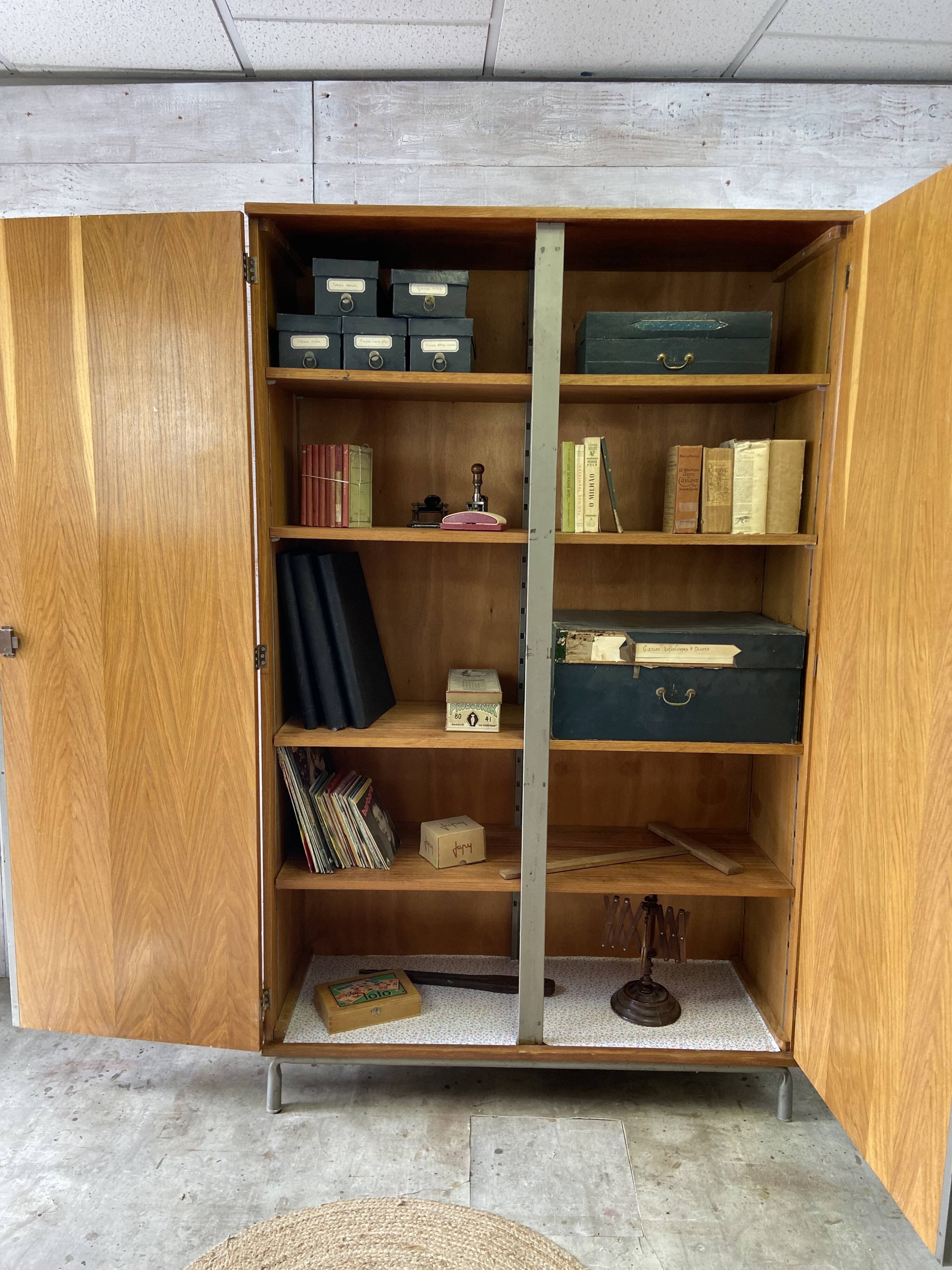 Armoire d'école vintage