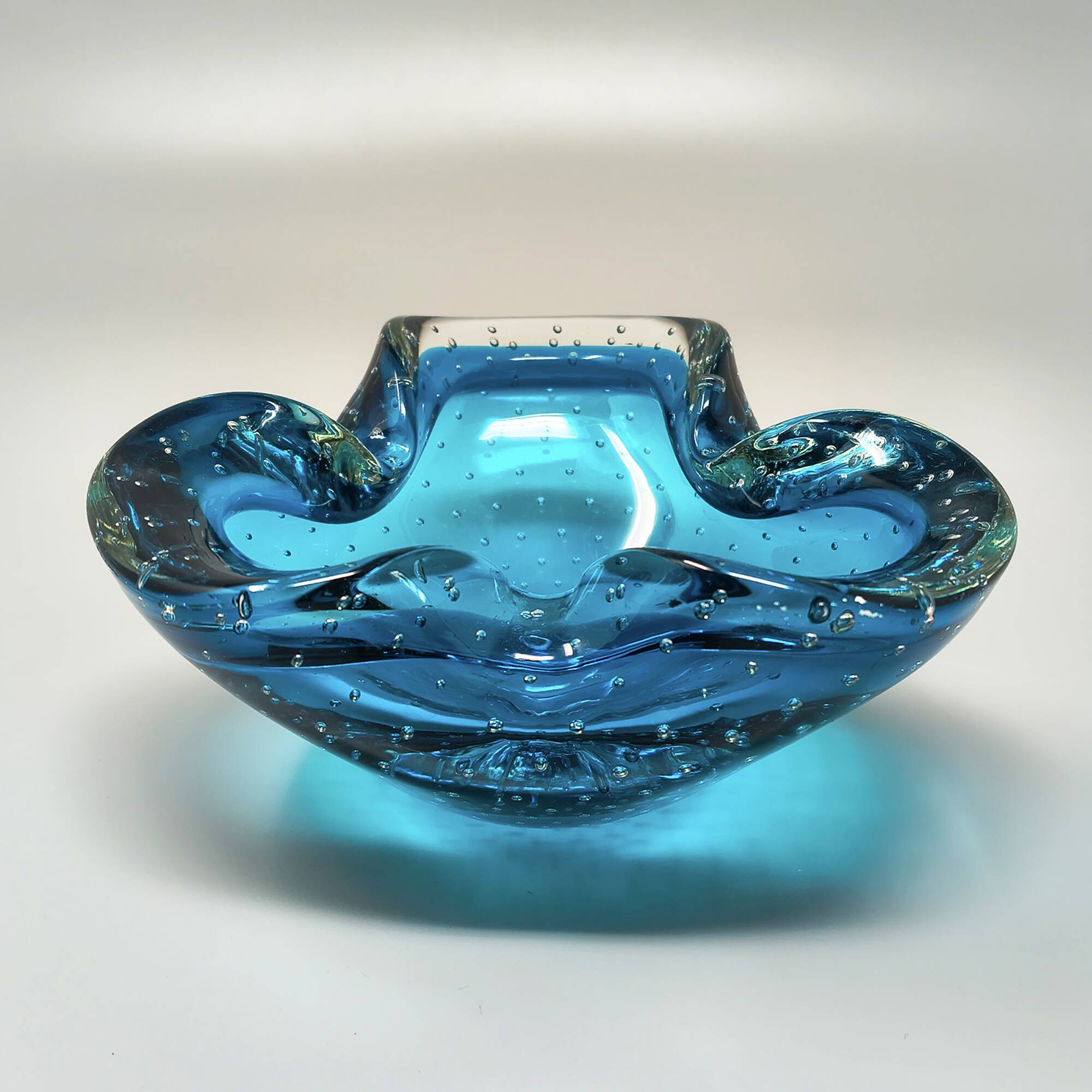 Cendrier ou vide-poches bleu en verre Murano Bullicante par Flavio Poli des années 1960.