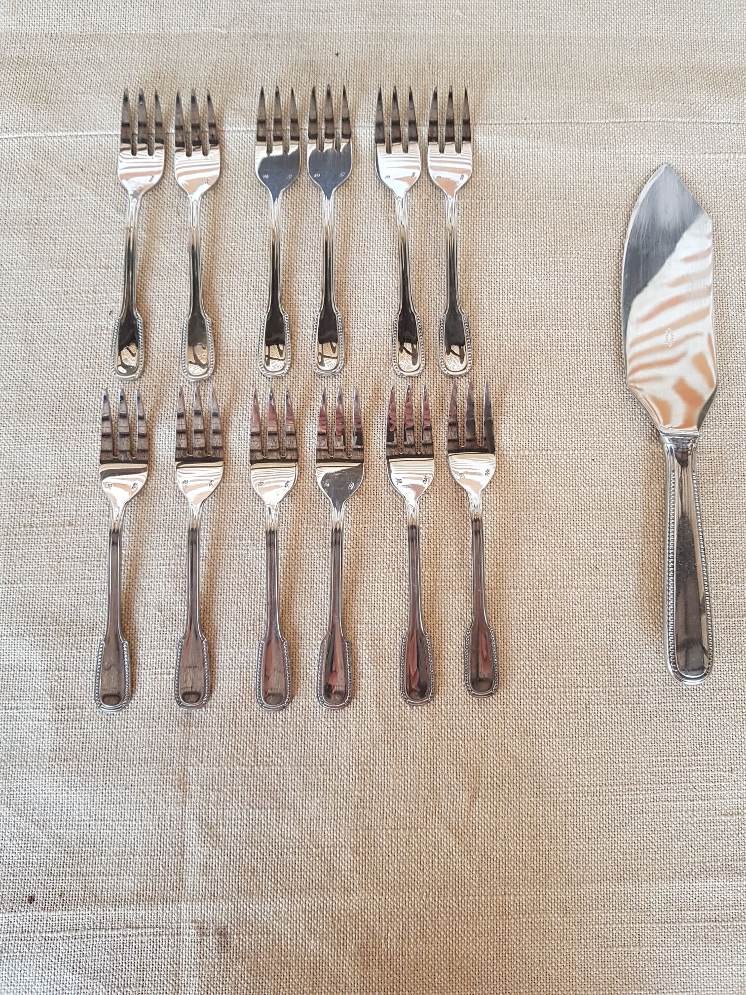 12 dessert forks + stainless steel pie shovel knife
