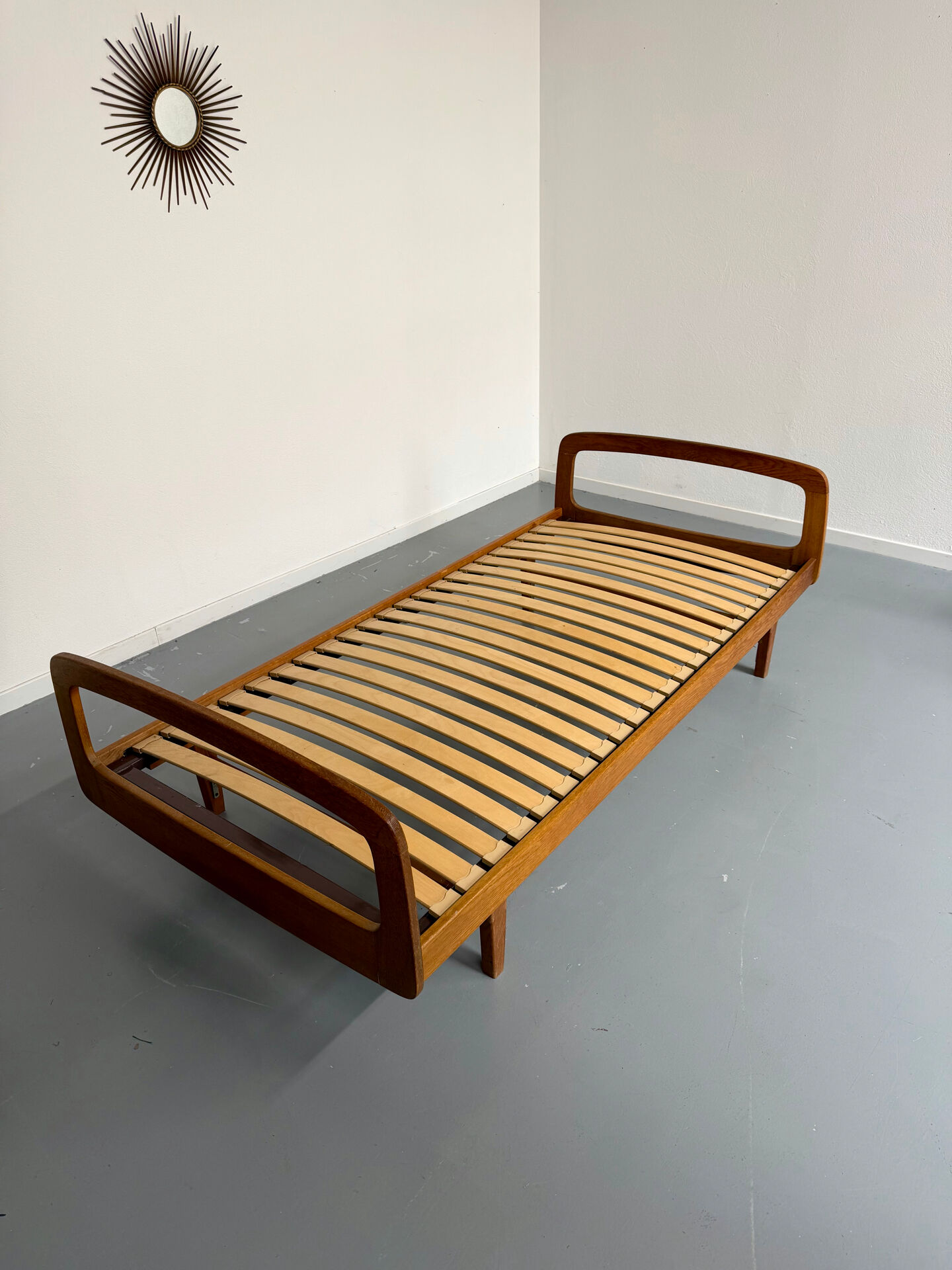 Ancien Lit daybed design Jacques Hauville pour BEMA 1950
