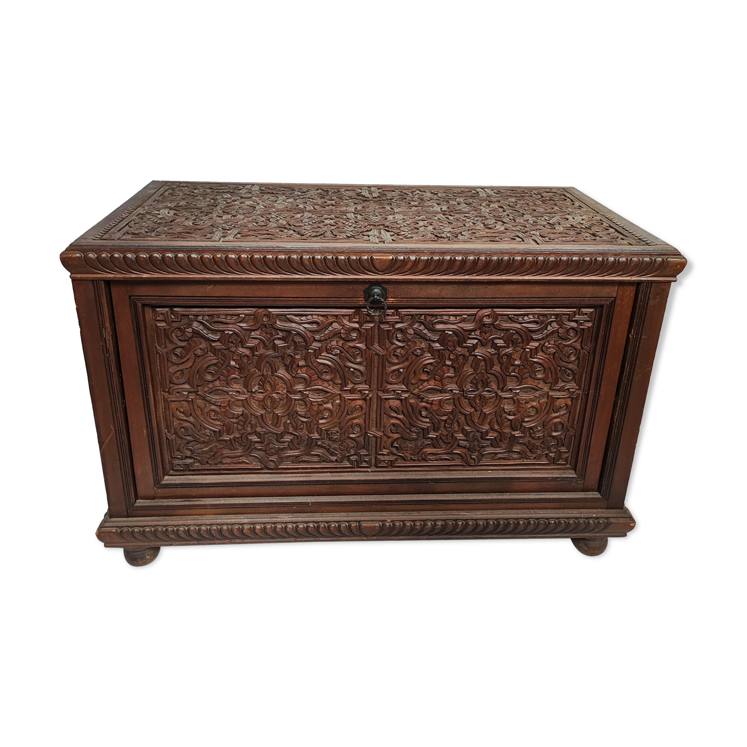 Ancien coffre en bois sculpté oriental
