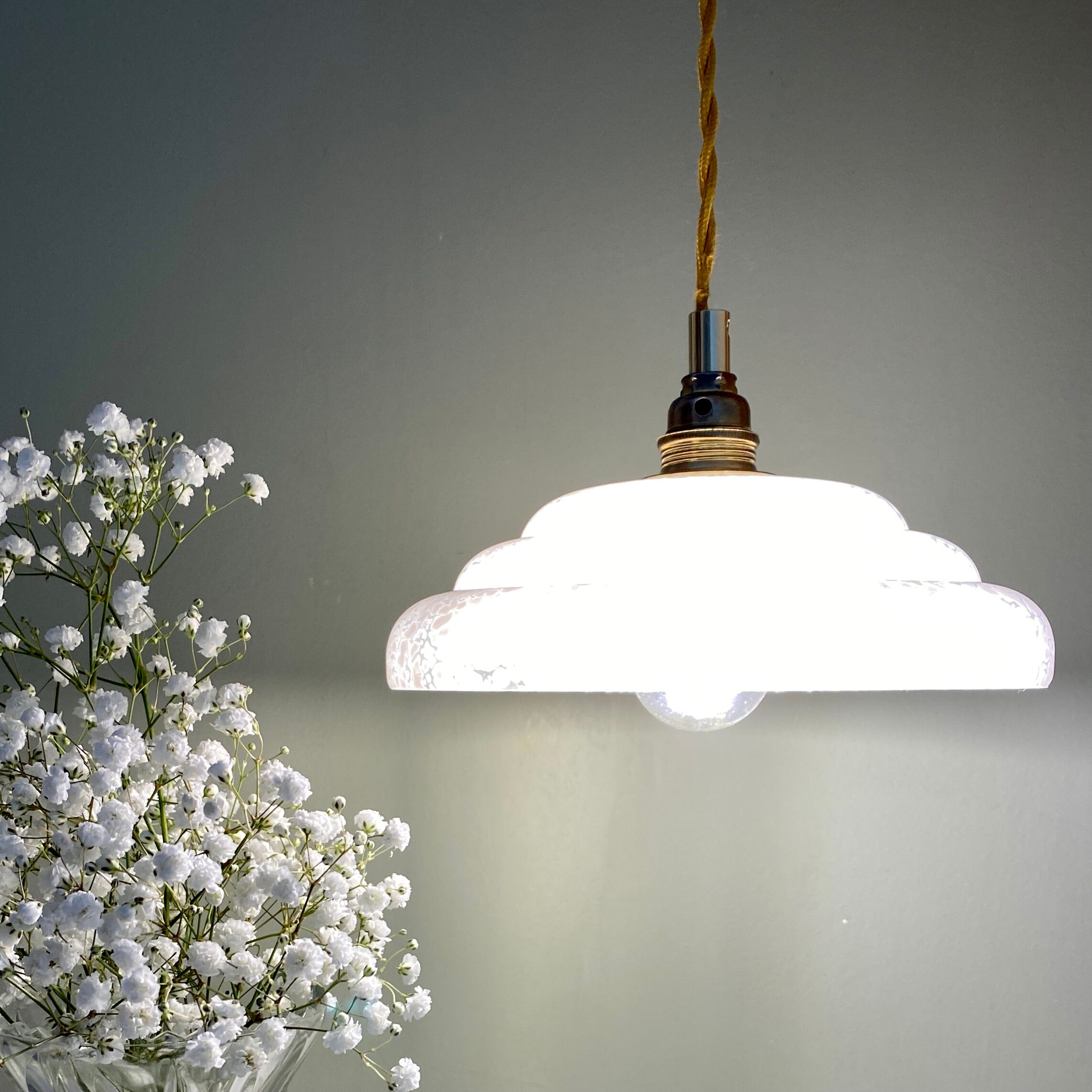 Suspension vintage lampshade in white Clichy glass