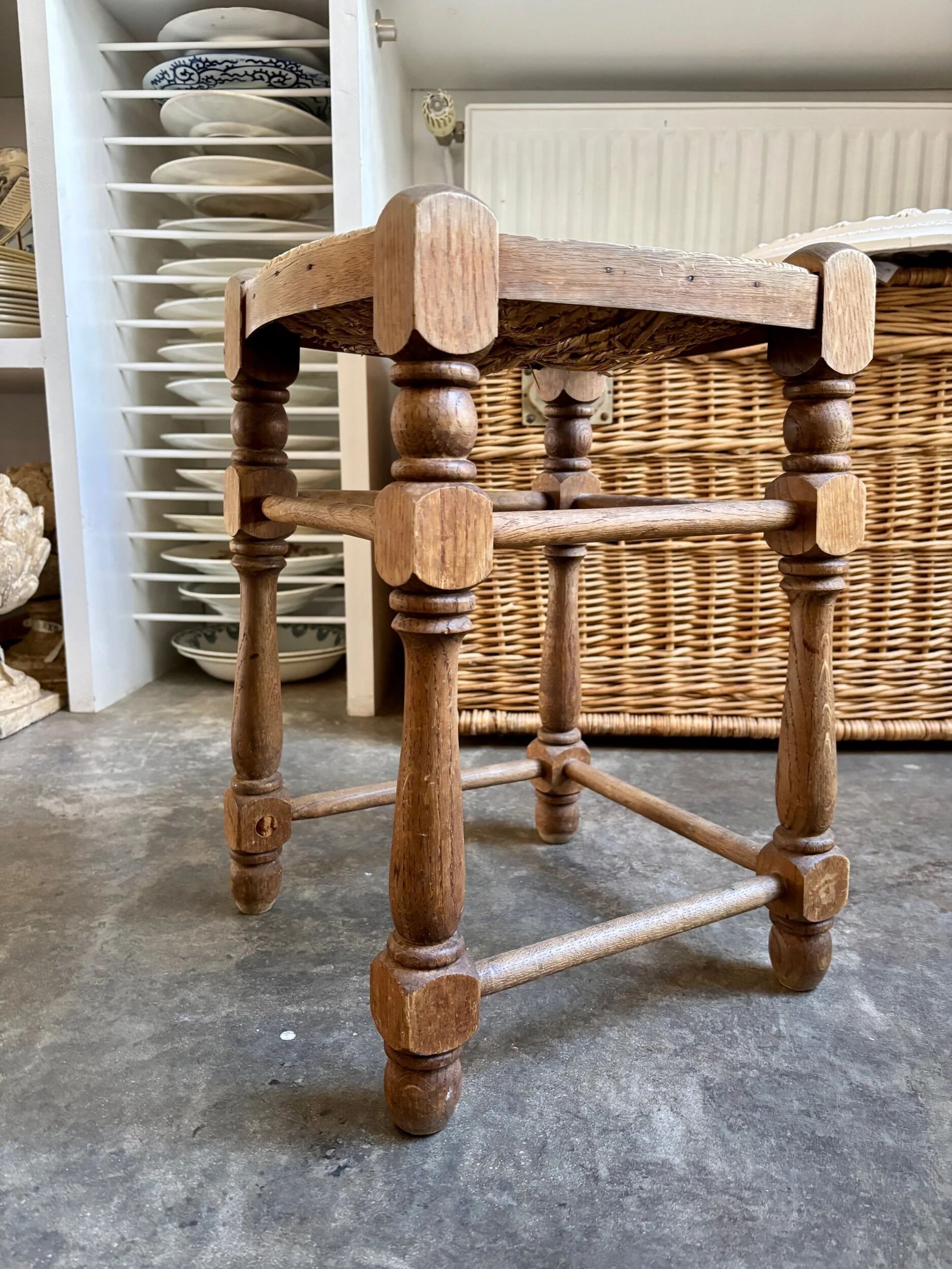 Tabouret en bois et paille tressée