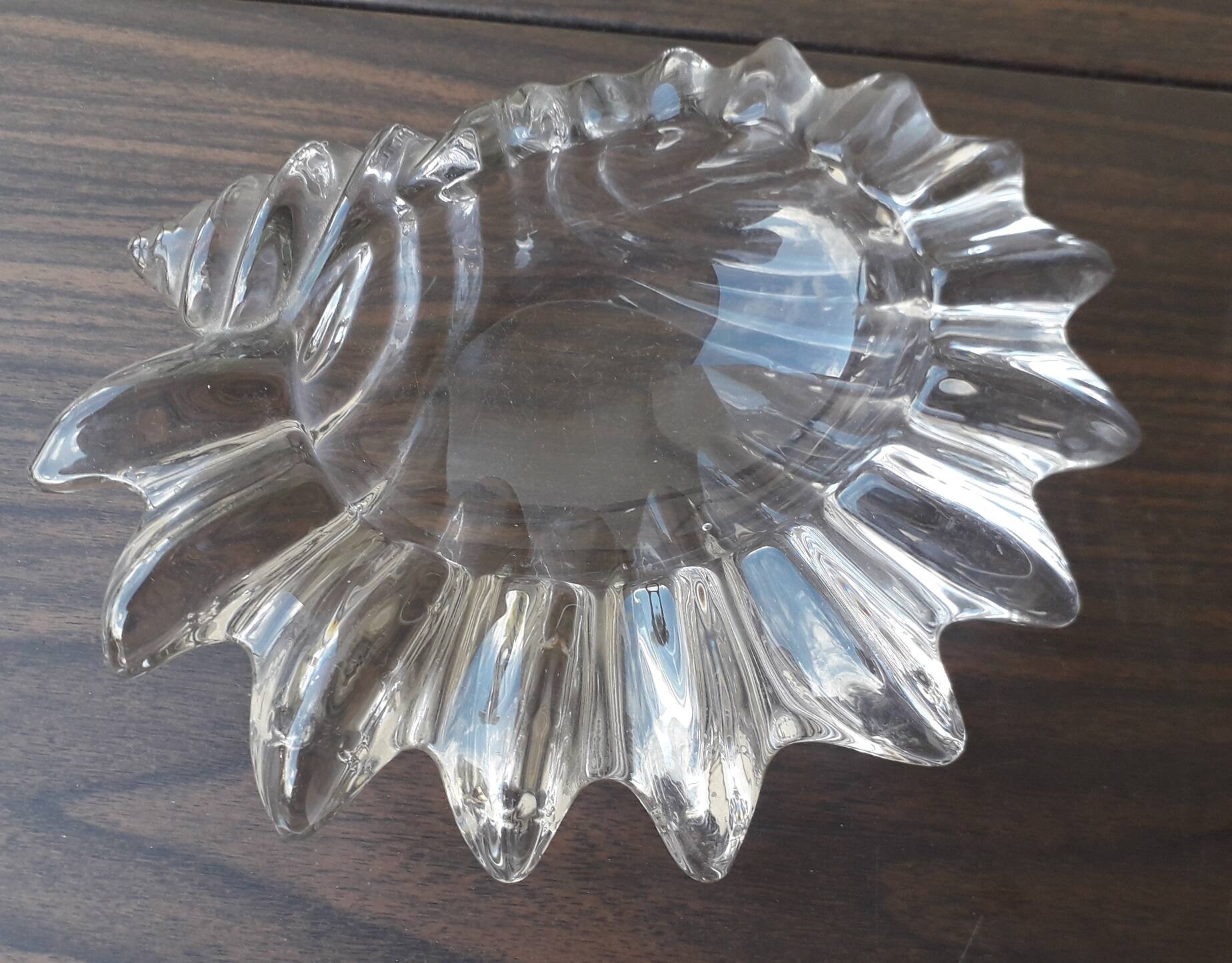 Shell-shaped catchall
