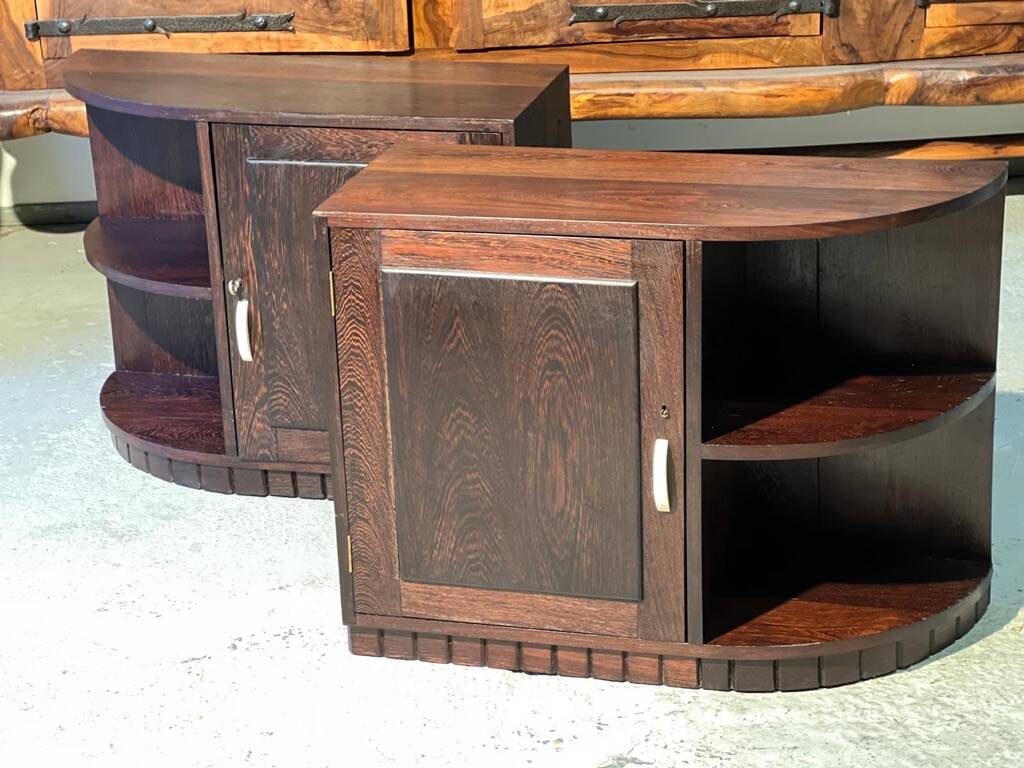 Important pair of Art Deco bedside tables in palm wood, 1930