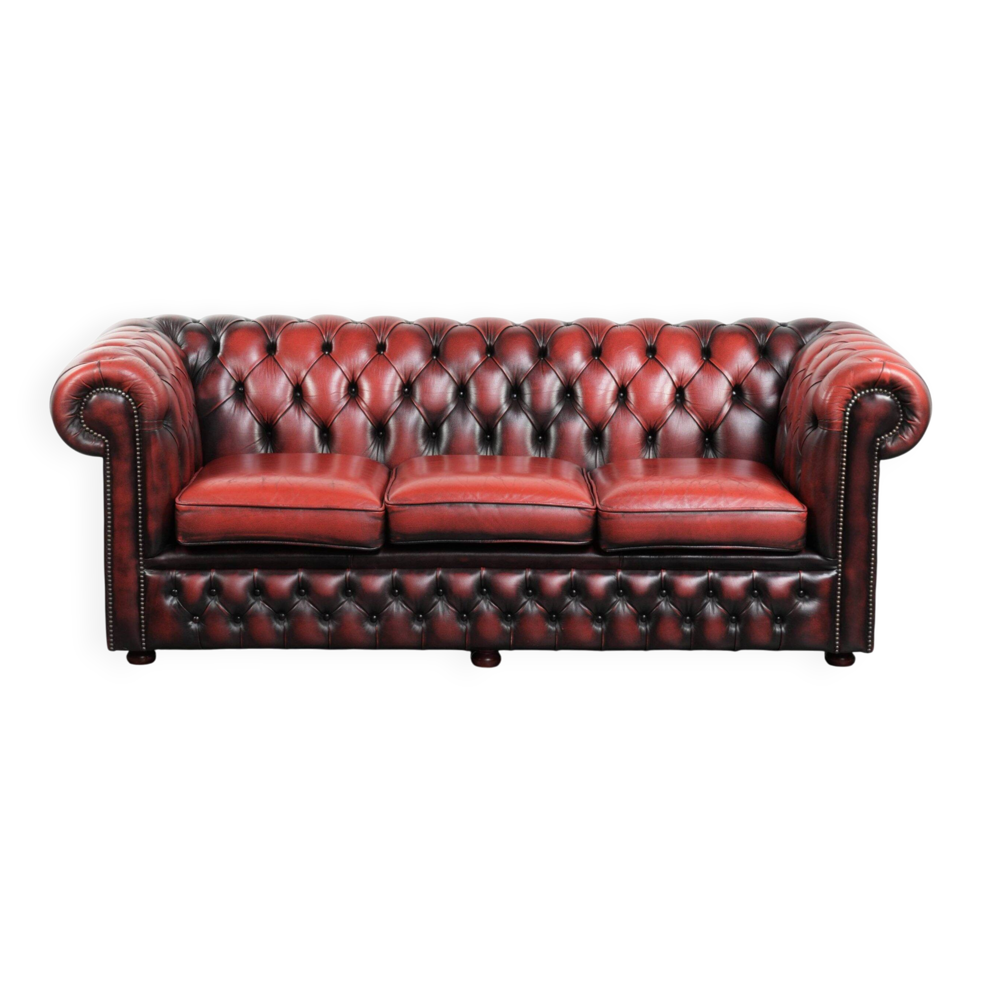 English chesterfield 2.5/3 seater sofa made of cowhide leather in red
