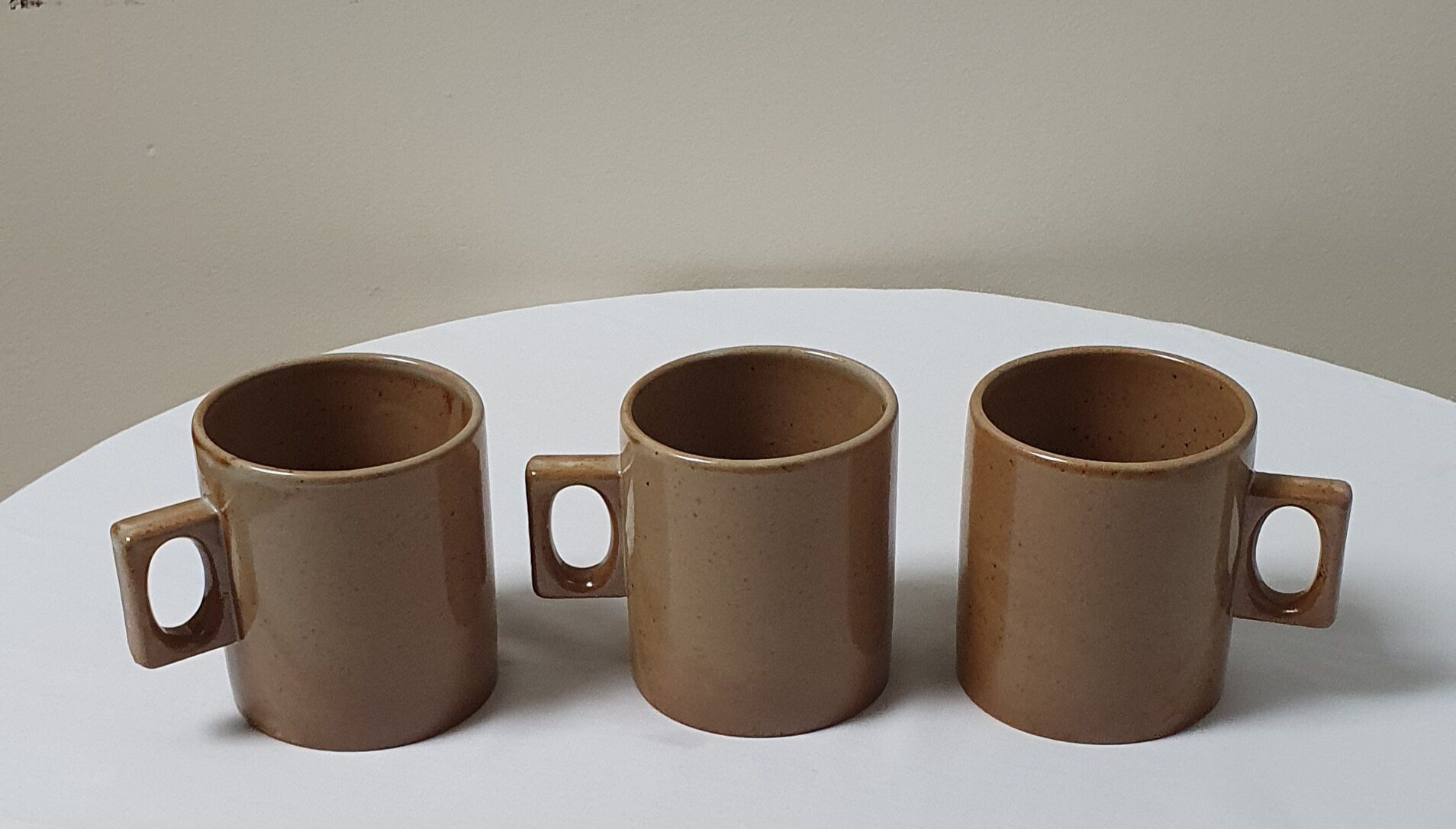 Mugs en grès et un pichet