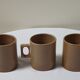 Mugs en grès et un pichet