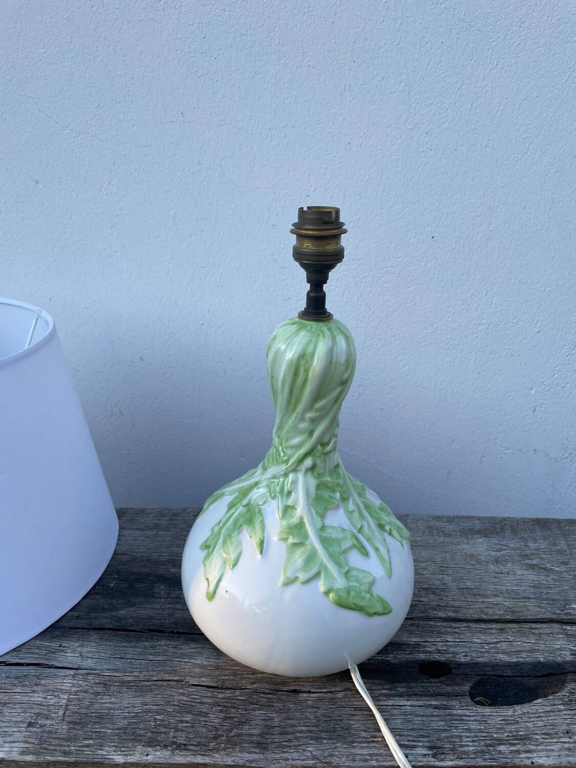 White ceramic lamp with foliage decoration