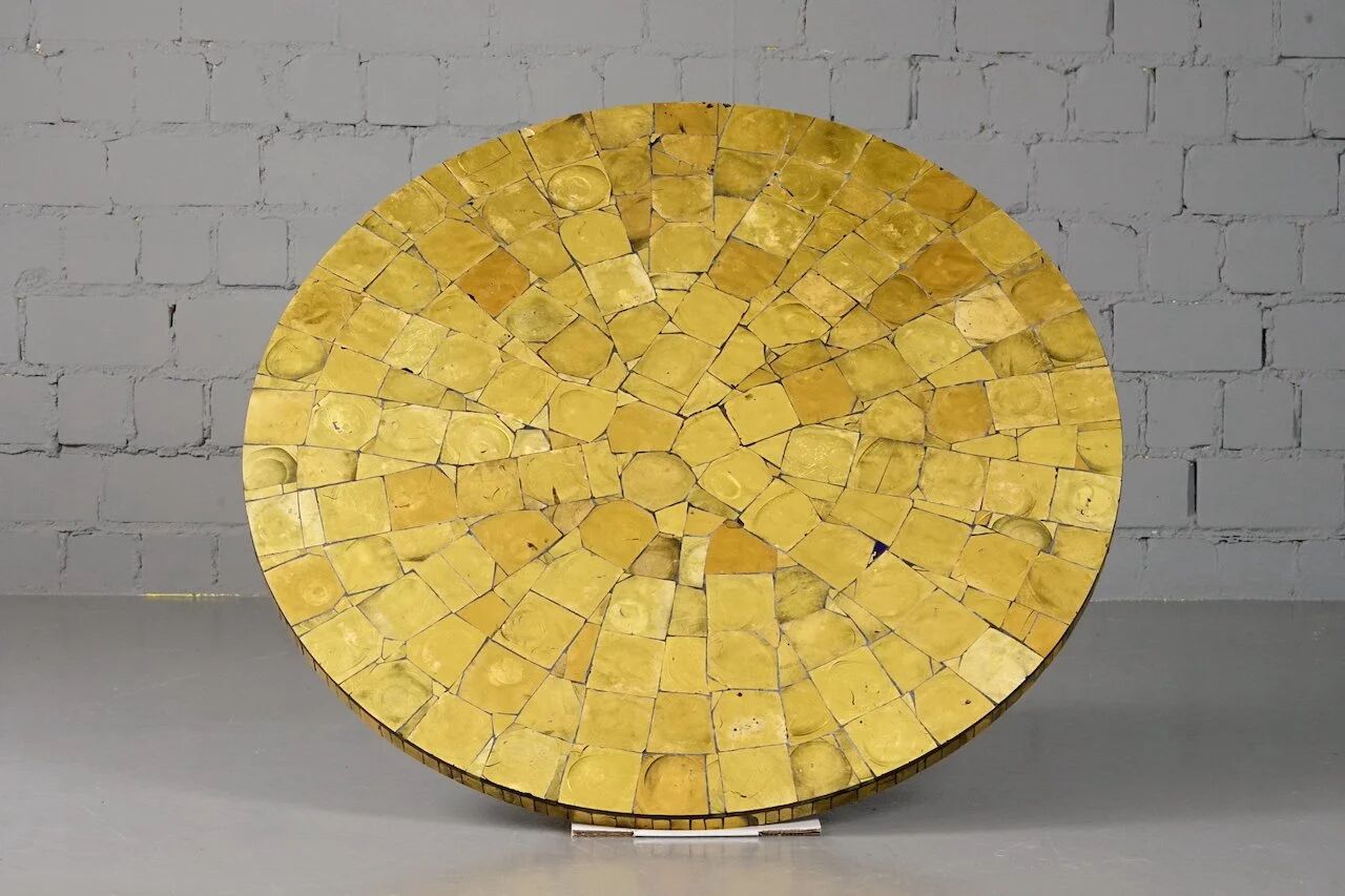 Table basse ornée d'une mosaïque à la feuille d'or 18 carats