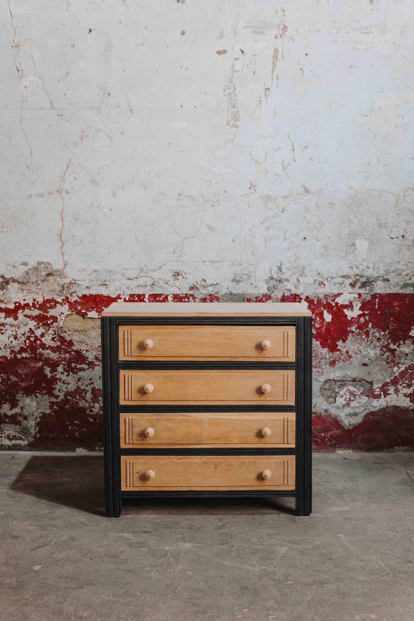 Black and natural wood chest of drawers with 4 drawers