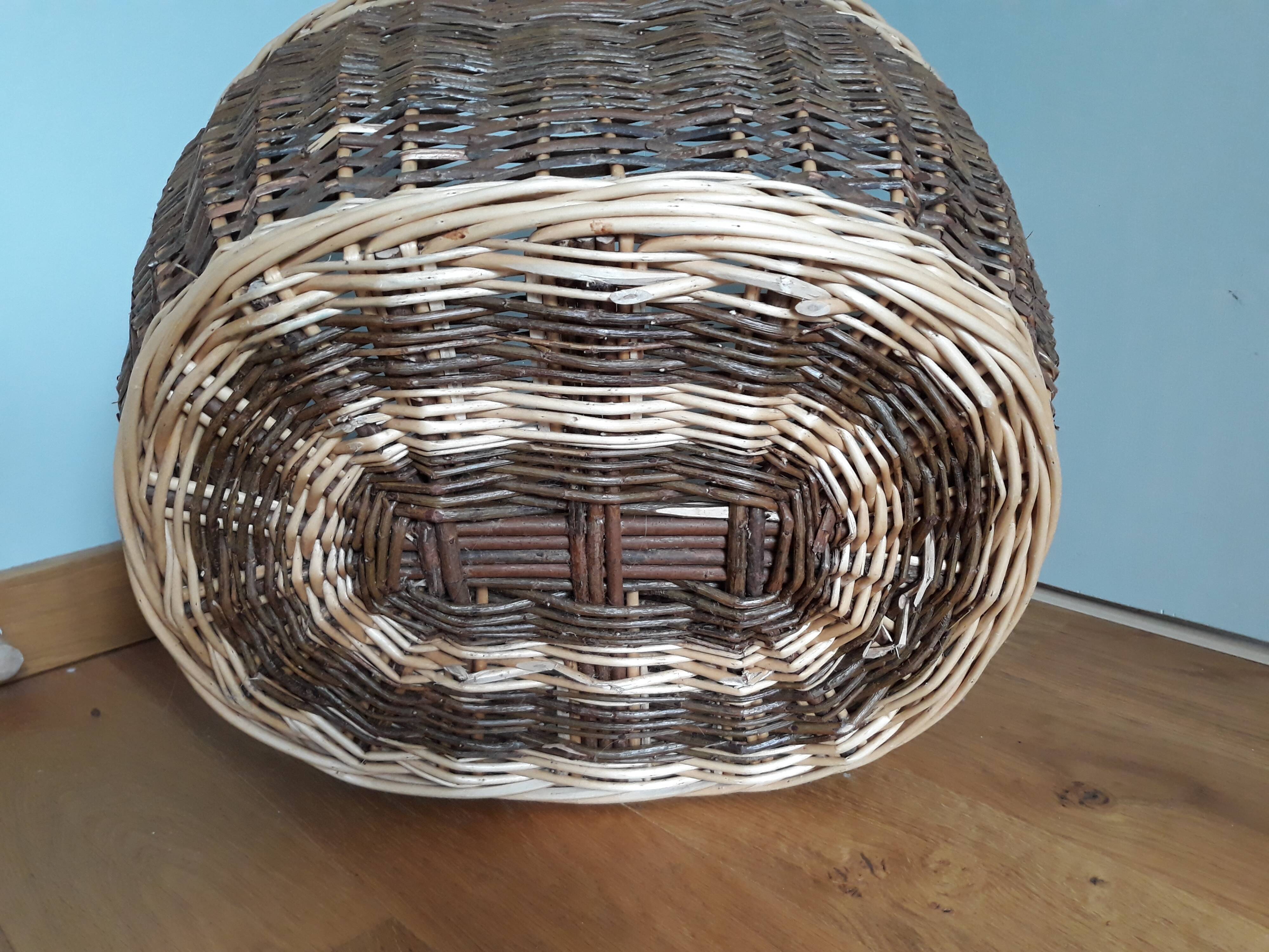 Very large oval laundry basket in two-tone braided wicker with handles